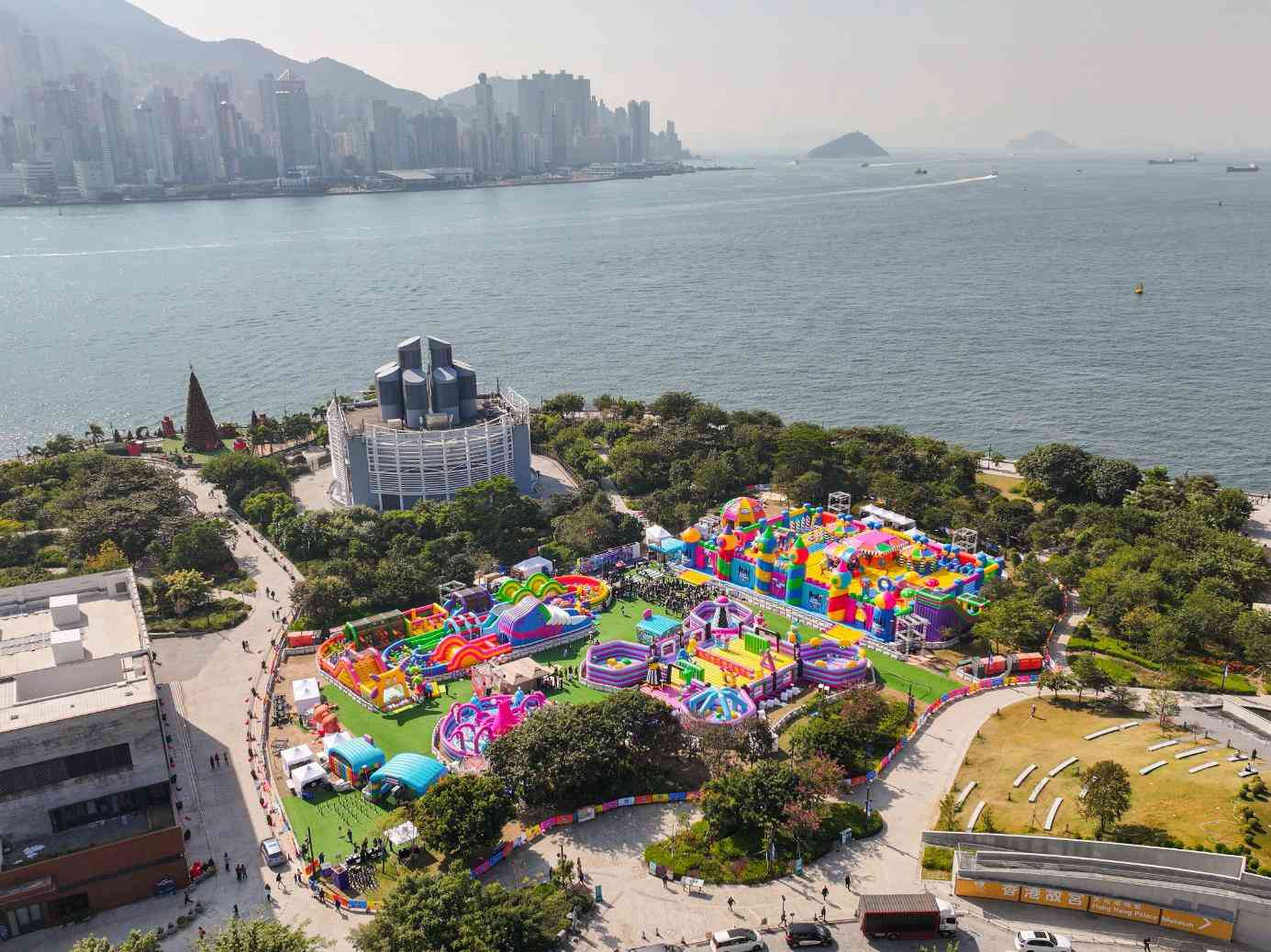 農曆新年好去處2026｜西九The Big Bounce香港站︰全球最大充氣城堡＋12米之彈床＋幻影泡泡體驗