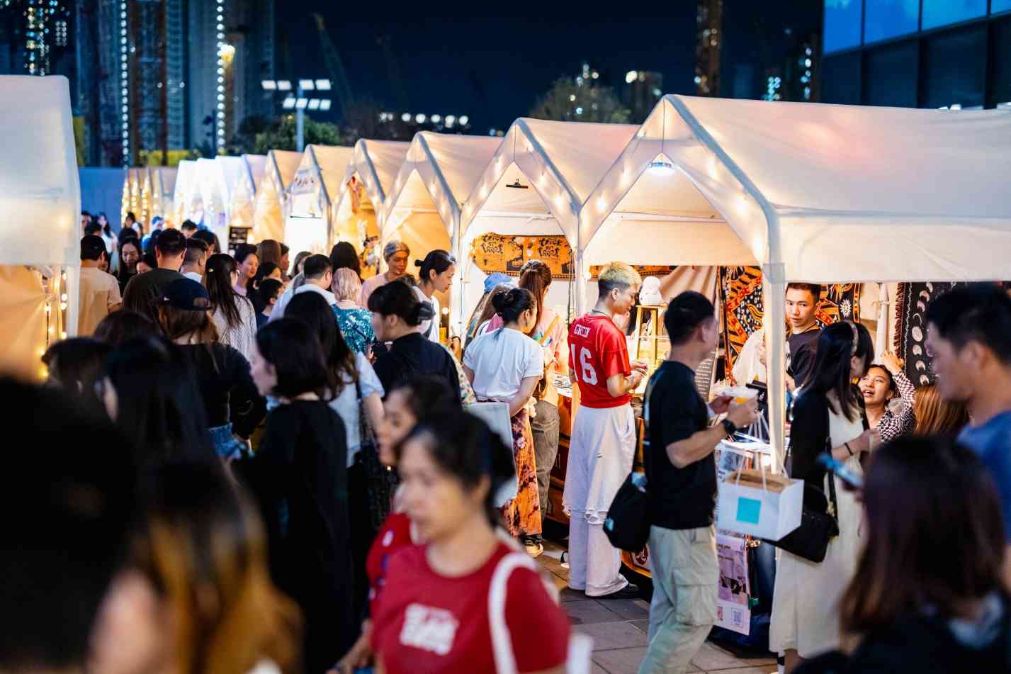 農曆新年好去處2026︱啟德體育園首個海濱年宵市集 ＋花車展覽 ，AIRSIDE粉紅招財貓打卡