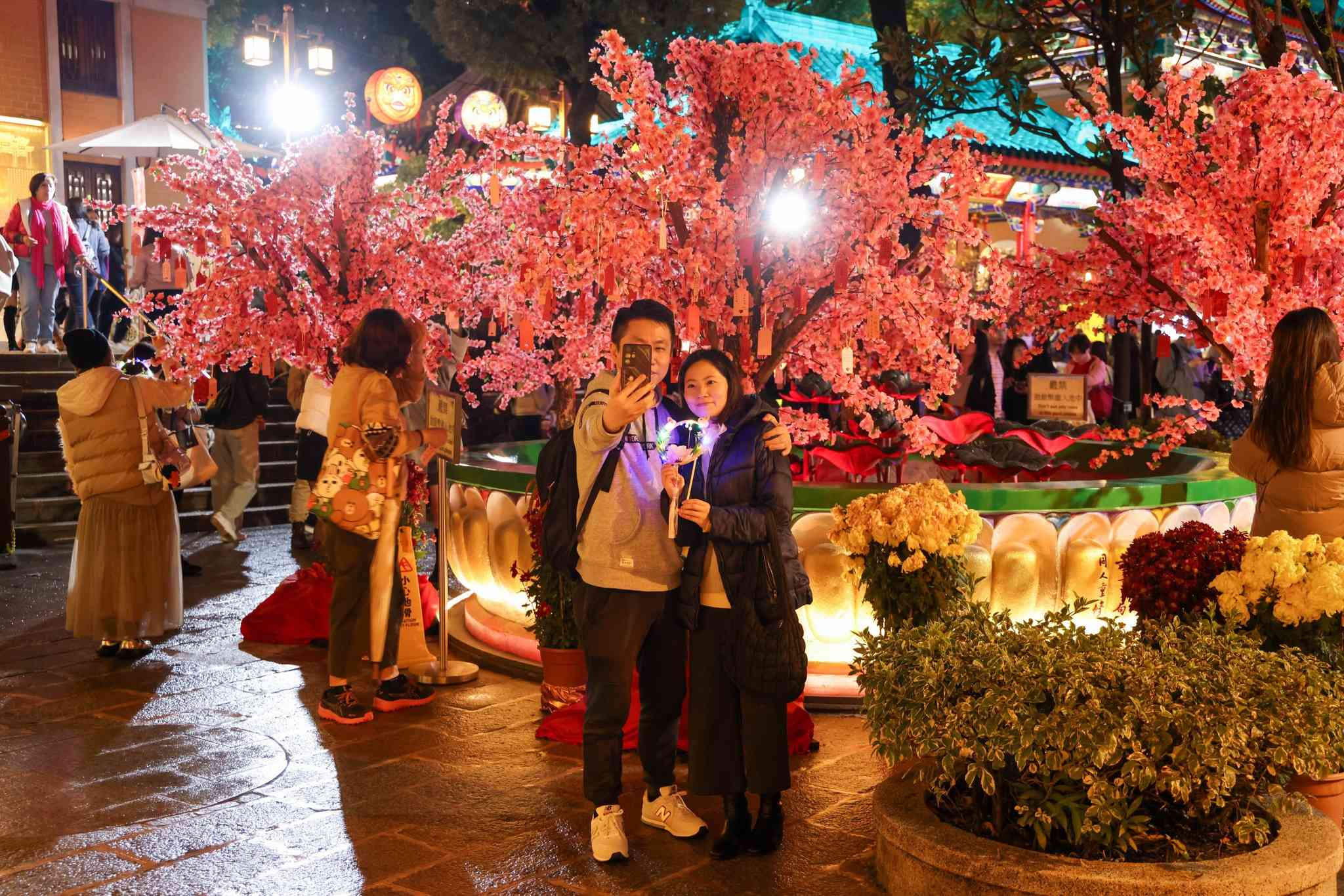 元宵好去處2026︱黃大仙祠新月老殿參拜＋手繩求良緣＋派湯圓手燈＋可愛文創精品＋開放時間