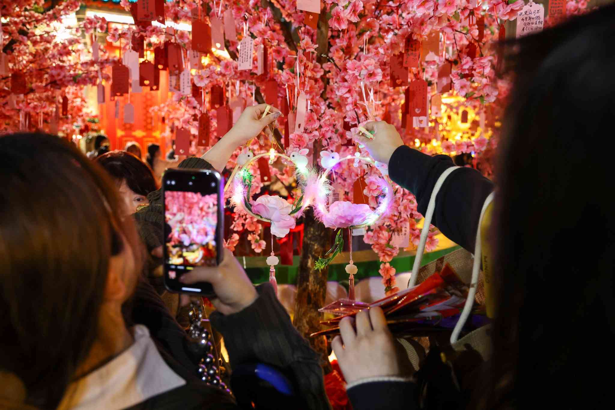 元宵好去處2026︱黃大仙祠新月老殿參拜＋手繩求良緣＋派湯圓手燈＋可愛文創精品＋開放時間