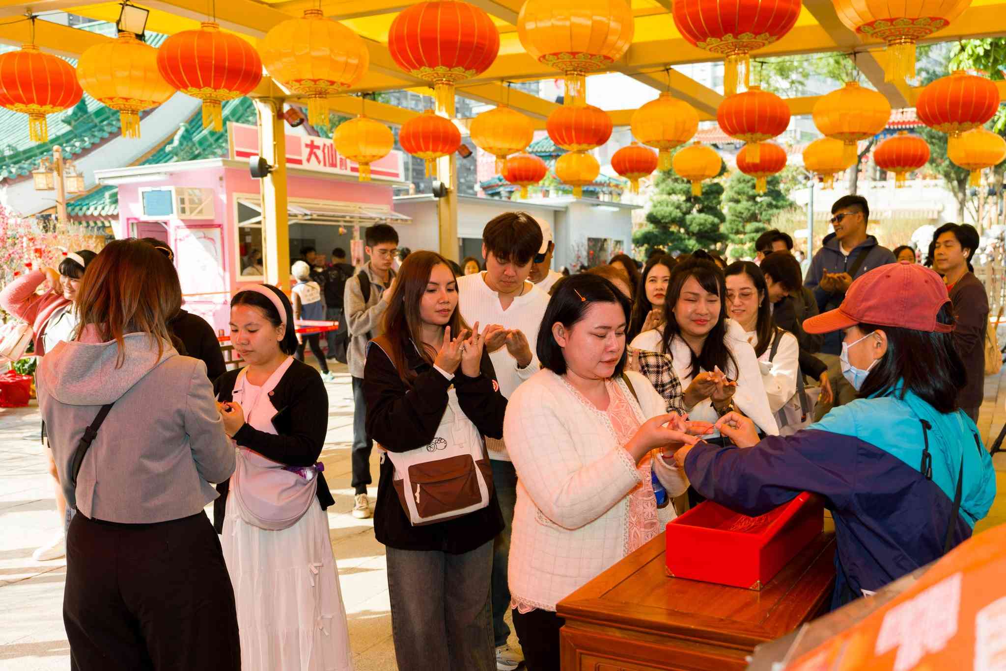 元宵好去處2026︱黃大仙祠新月老殿參拜＋手繩求良緣＋派湯圓手燈＋可愛文創精品＋開放時間