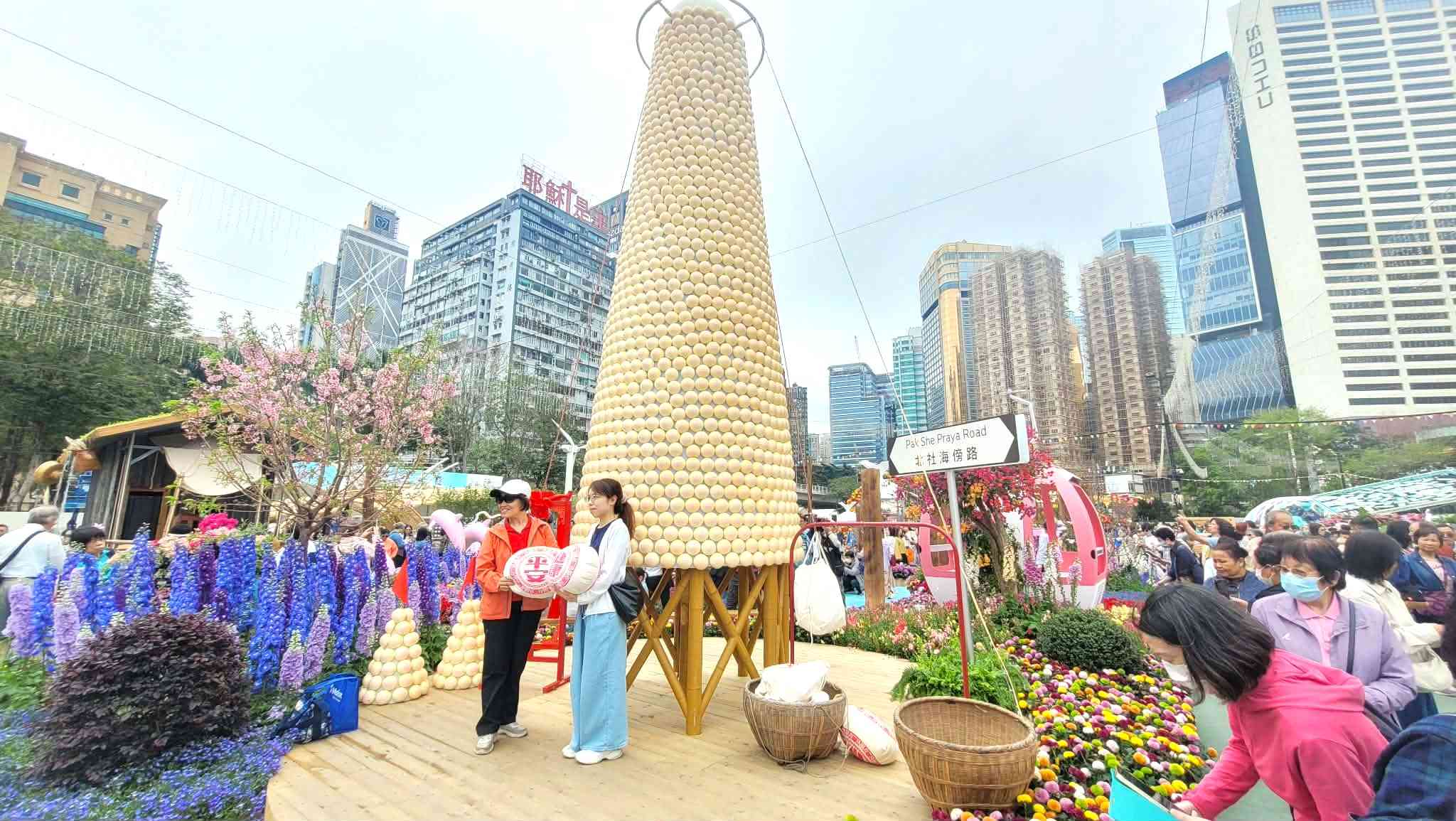 香港花展2026|維園巨型紫羅蘭打卡牆+鬱金香花海+點心/蛋撻主題園圃+微型藝術展+美食推介 香港花展2026|維園巨型紫羅蘭打卡牆+鬱金香花海+點心/蛋撻主題園圃+微型藝術展+美食推介
