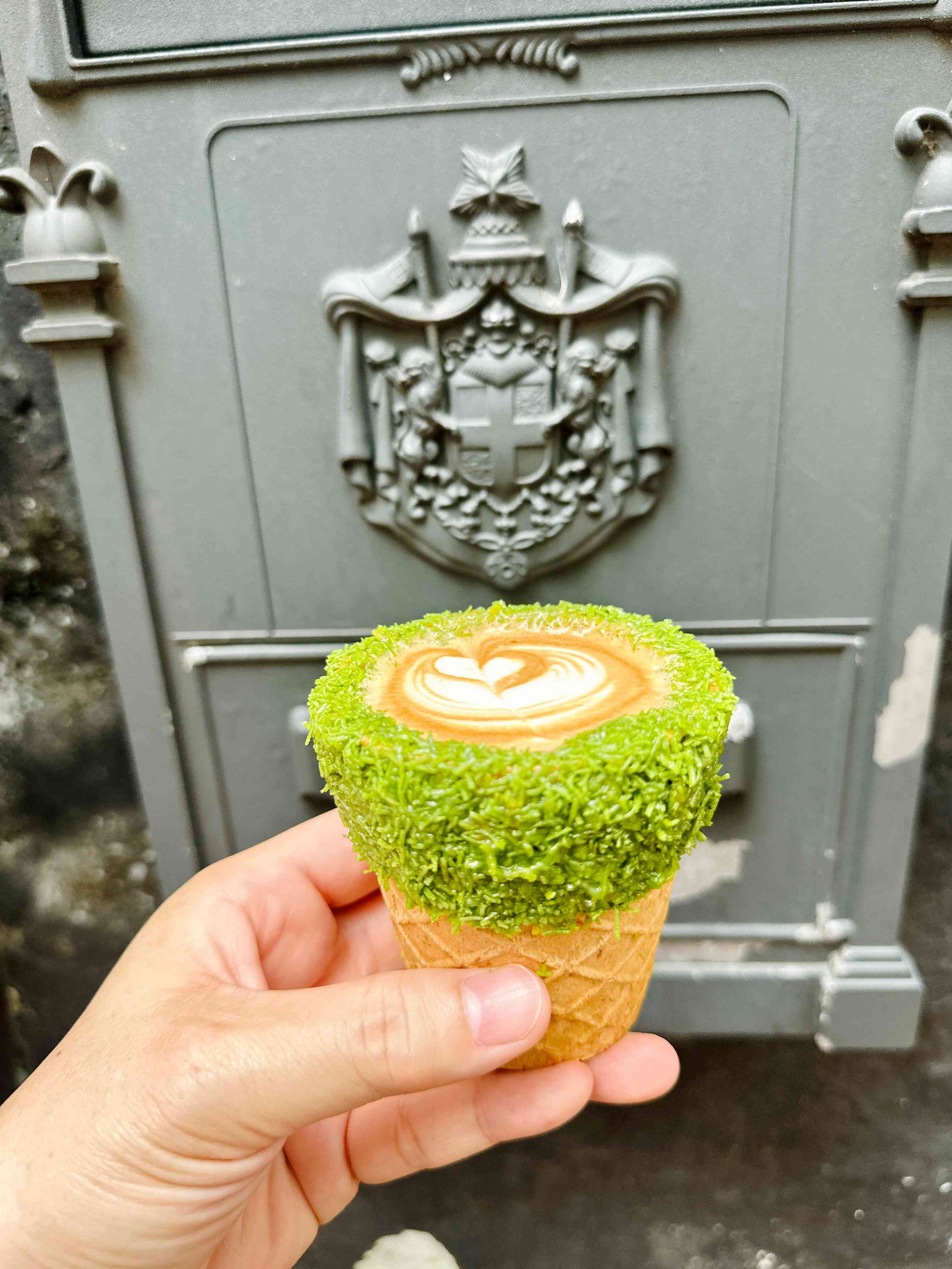 澳門6大打卡美食｜記者親身試食！開心果麻糬蛋撻、咖喱魚蛋雞蛋仔、花花龍鬚糖