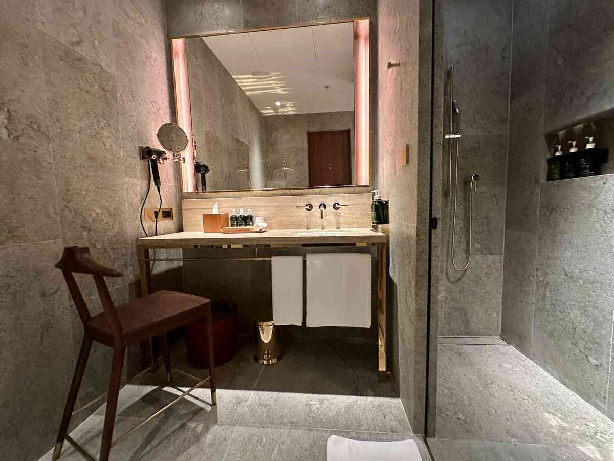 國泰「寰宇堂」頭等貴賓室重開：著名中菜館「卅二公館」設計特色餐單、提供肩頸／頭部／足部按摩及眼部護理服務