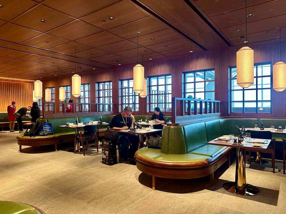 國泰「寰宇堂」頭等貴賓室重開：著名中菜館「卅二公館」設計特色餐單、提供肩頸／頭部／足部按摩及眼部護理服務