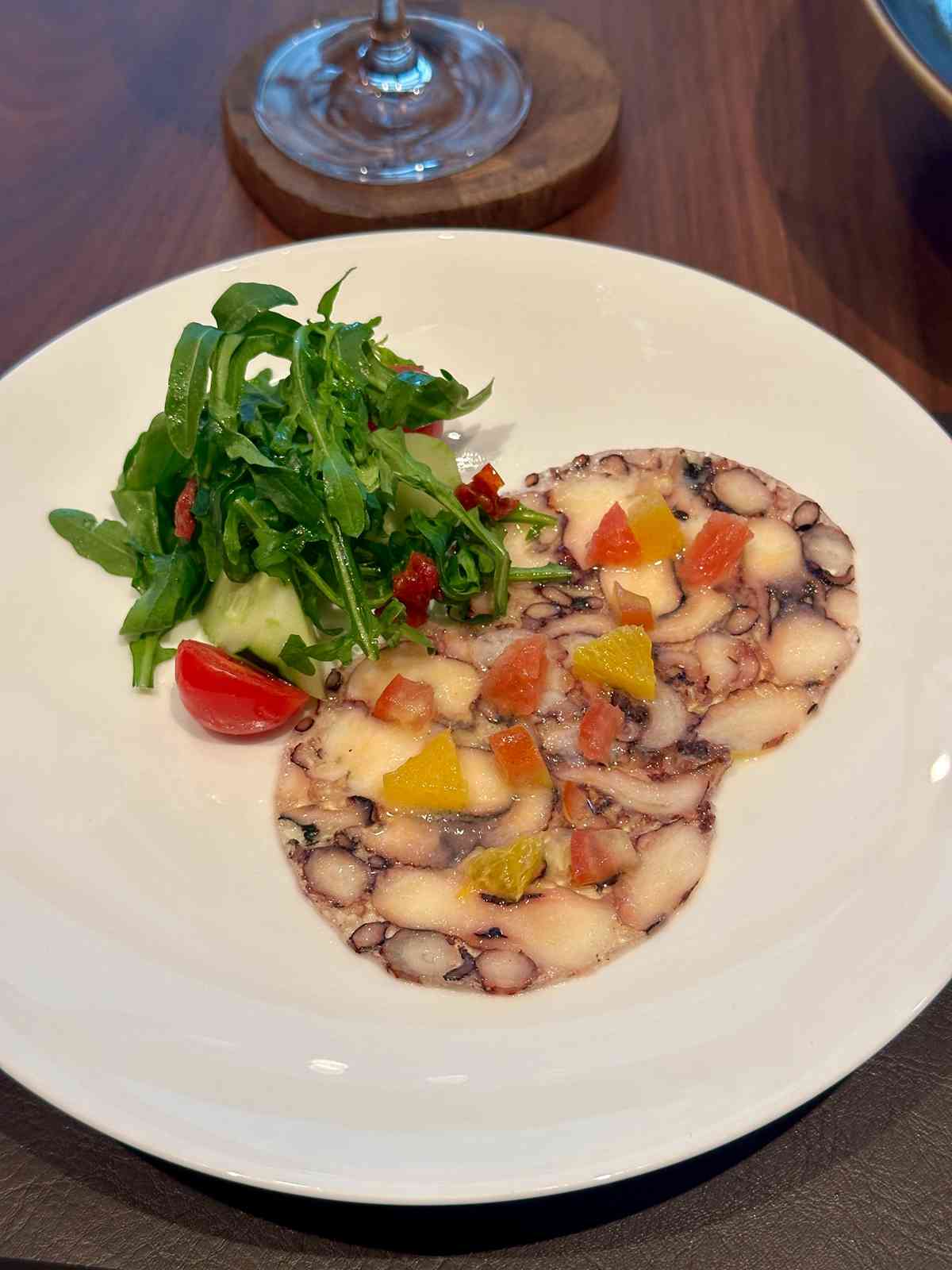 國泰「寰宇堂」頭等貴賓室重開：著名中菜館「卅二公館」設計特色餐單、提供肩頸／頭部／足部按摩及眼部護理服務