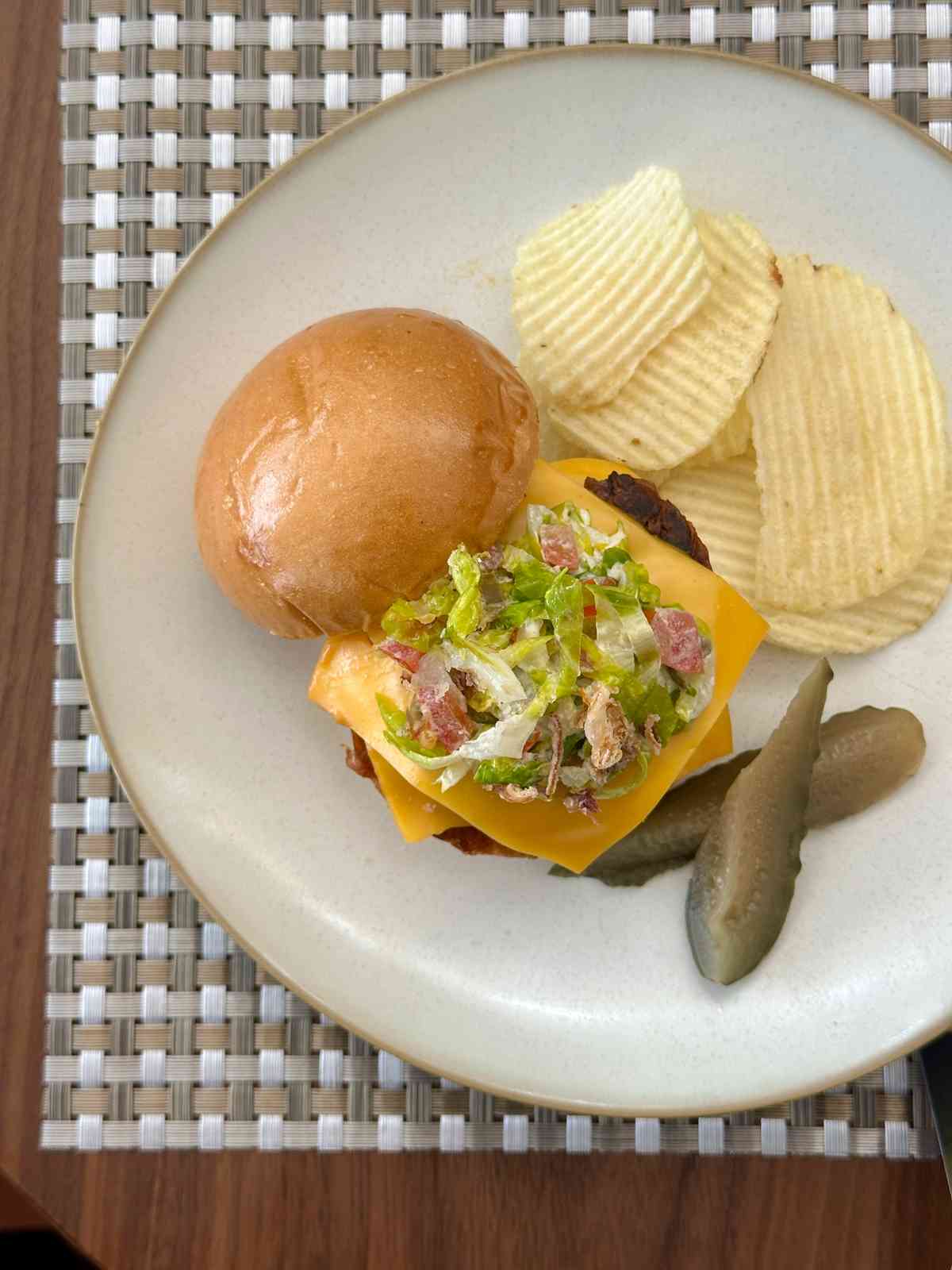 國泰「寰宇堂」頭等貴賓室重開：著名中菜館「卅二公館」設計特色餐單、提供肩頸／頭部／足部按摩及眼部護理服務