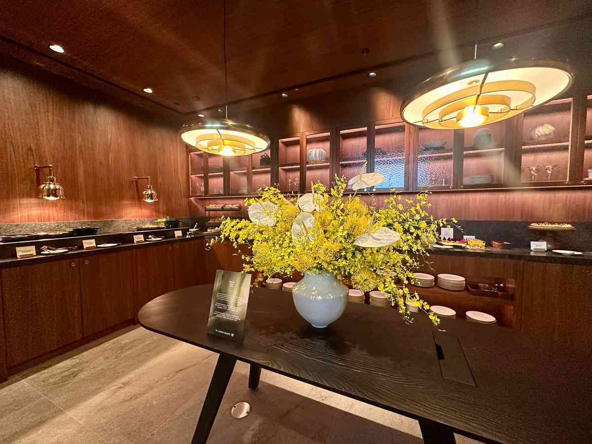 國泰「寰宇堂」頭等貴賓室重開：著名中菜館「卅二公館」設計特色餐單、提供肩頸／頭部／足部按摩及眼部護理服務