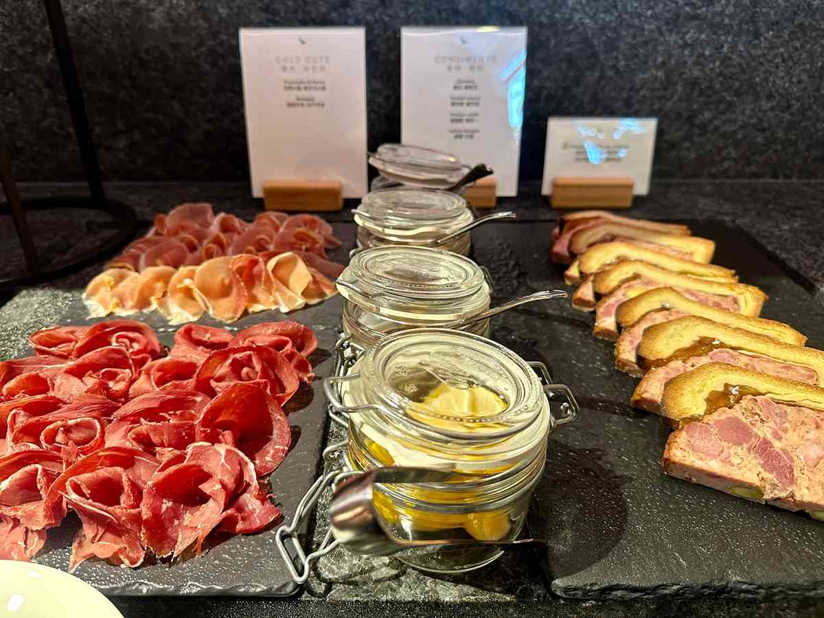 國泰「寰宇堂」頭等貴賓室重開：著名中菜館「卅二公館」設計特色餐單、提供肩頸／頭部／足部按摩及眼部護理服務