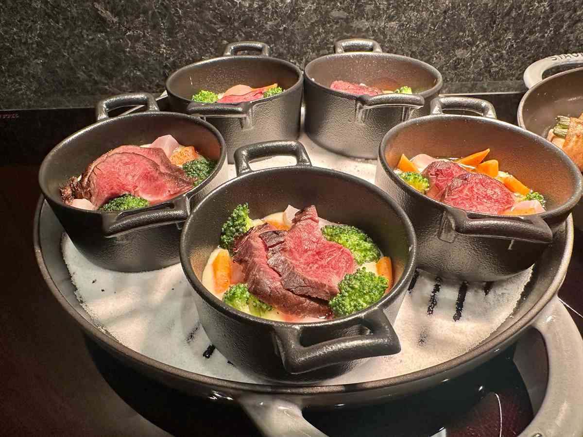 國泰「寰宇堂」頭等貴賓室重開：著名中菜館「卅二公館」設計特色餐單、提供肩頸／頭部／足部按摩及眼部護理服務