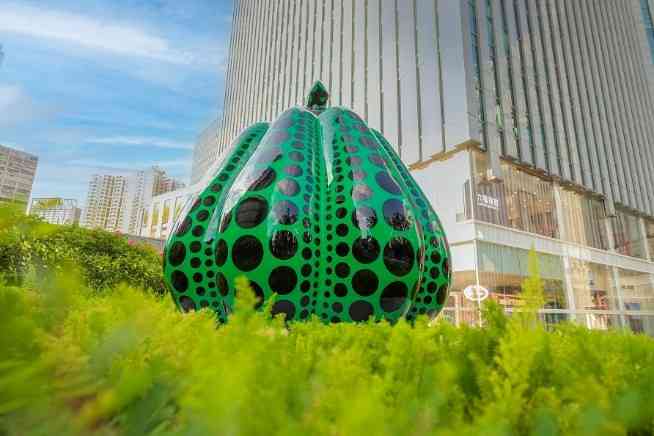 啟德打卡熱點︱草間彌生3米高墨綠色《南瓜》新登場＋啟德雙子匯露天廣場免費展出