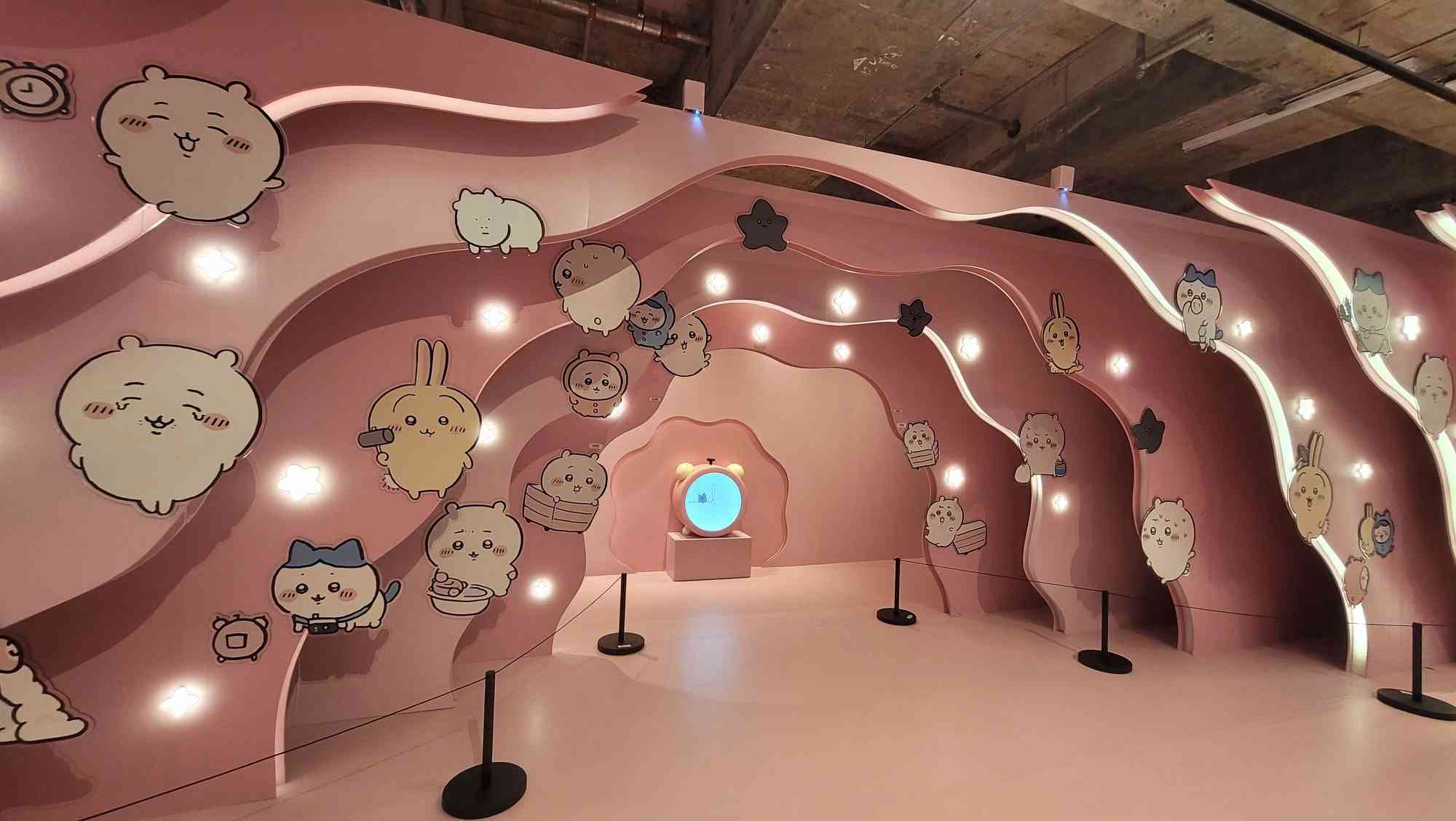 CHIIKAWA ARTIVERSE特展︱⽑量暴增造型CHIIKAWA超治癒＋ 音樂應援派對＋巨型迴旋木馬＋130幅原畫展