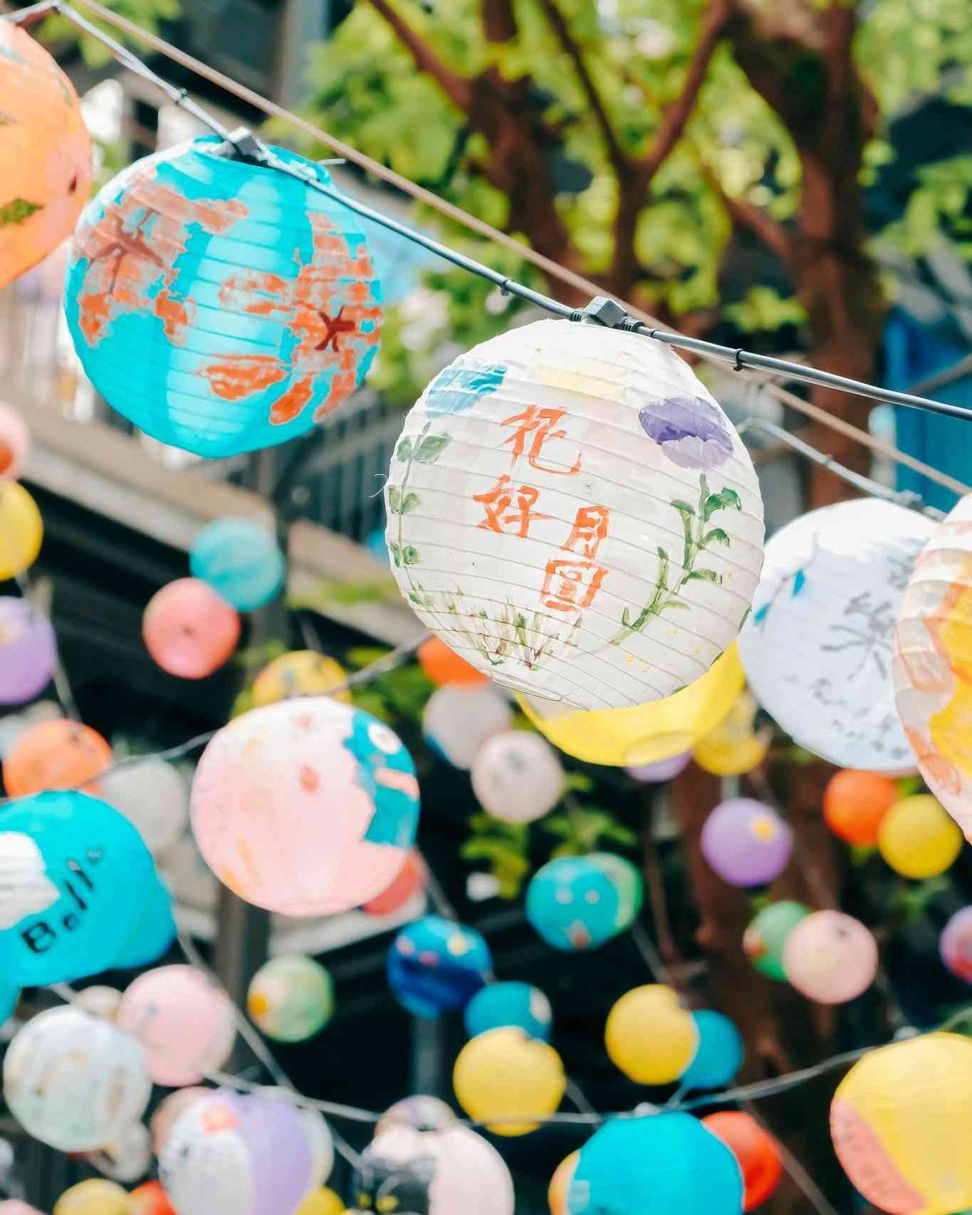 中秋節好去處2026︱灣仔藍屋建築群700 個手繪花燈亮燈＋紅A珍藏展＋中秋攤檔夜＋期間限定開篷巴士遊