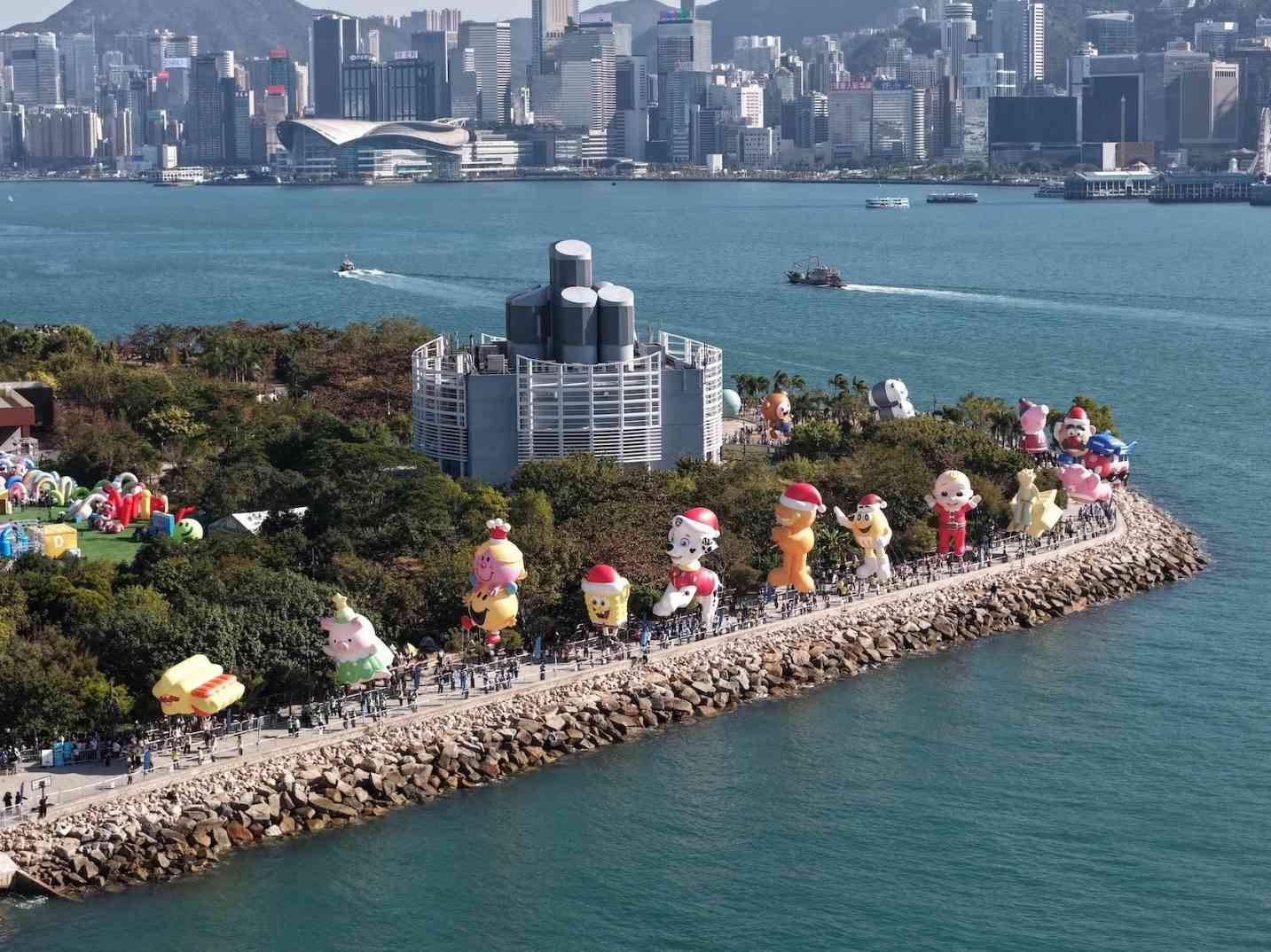 Merry Balloon Hong Kong2026︱大型IP氣球巡遊12月27日啟德登場+Cookie Monster與Snoopy率先曝光+市集橫跨聖誕 Merry Balloon Hong Kong2026︱大型IP氣球巡遊12月27日啟德登場+Cookie Monster與Snoopy率先曝光+市集橫跨聖誕