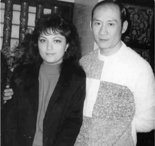 施明設靈丨 李家鼎暴瘦現身　步履蹣跚需由李泳豪攙扶神情憔悴令人憂心