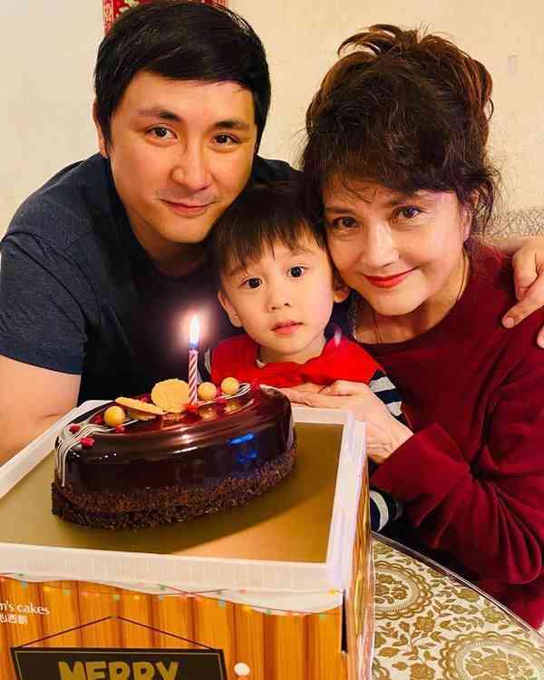 施明設靈丨 李家鼎暴瘦現身　步履蹣跚需由李泳豪攙扶神情憔悴令人憂心