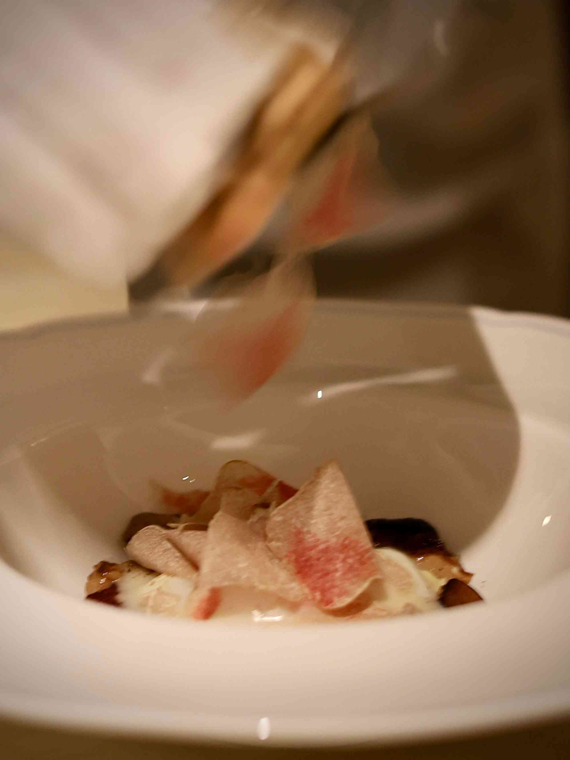 中環老牌意大利菜新演繹！阿爾巴白松露慢煮蛋、名物龍蝦湯、經典肉醬千層麵，意式香氣巡禮