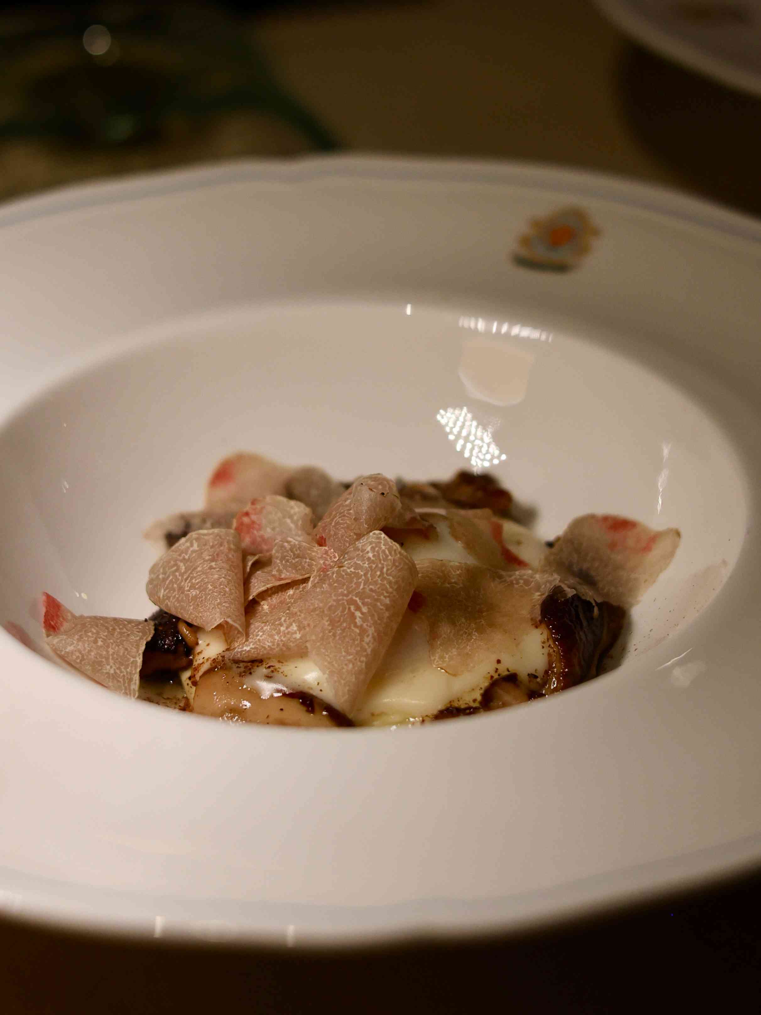 中環老牌意大利菜新演繹！阿爾巴白松露慢煮蛋、名物龍蝦湯、經典肉醬千層麵，意式香氣巡禮