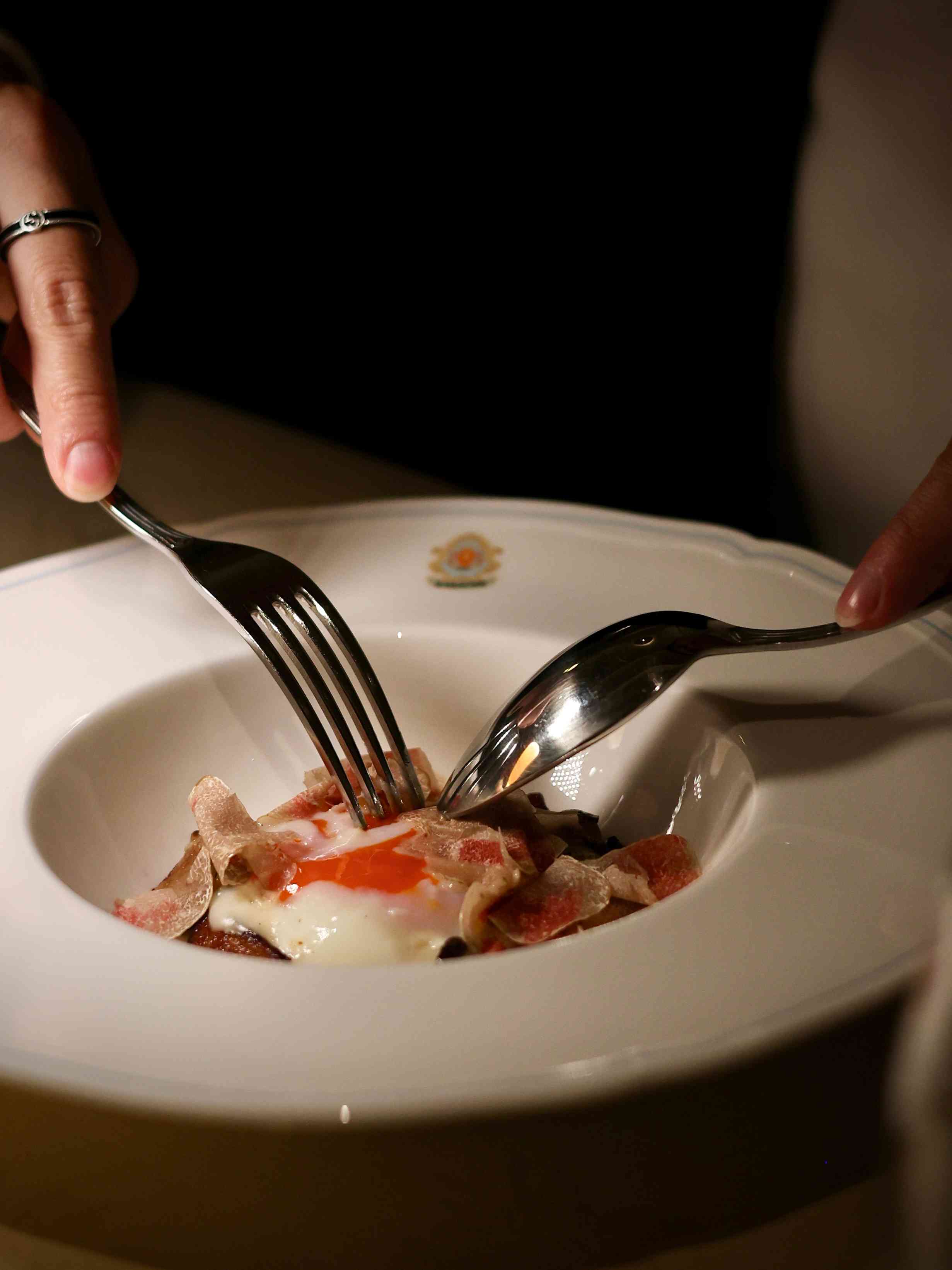 中環老牌意大利菜新演繹！阿爾巴白松露慢煮蛋、名物龍蝦湯、經典肉醬千層麵，意式香氣巡禮