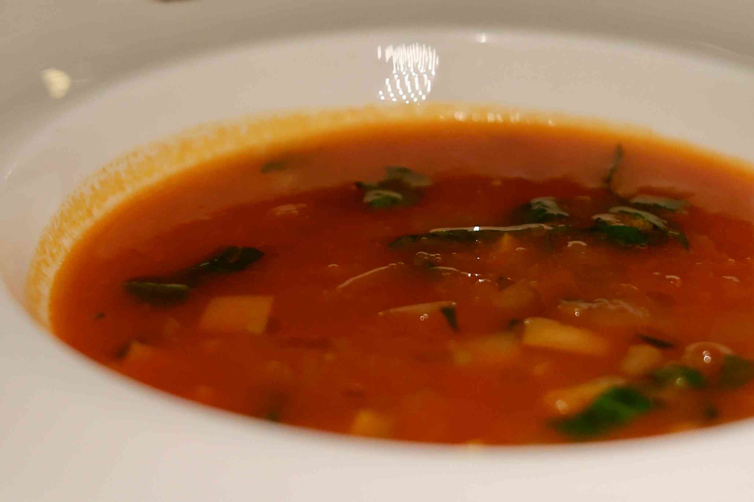 中環老牌意大利菜新演繹！阿爾巴白松露慢煮蛋、名物龍蝦湯、經典肉醬千層麵，意式香氣巡禮