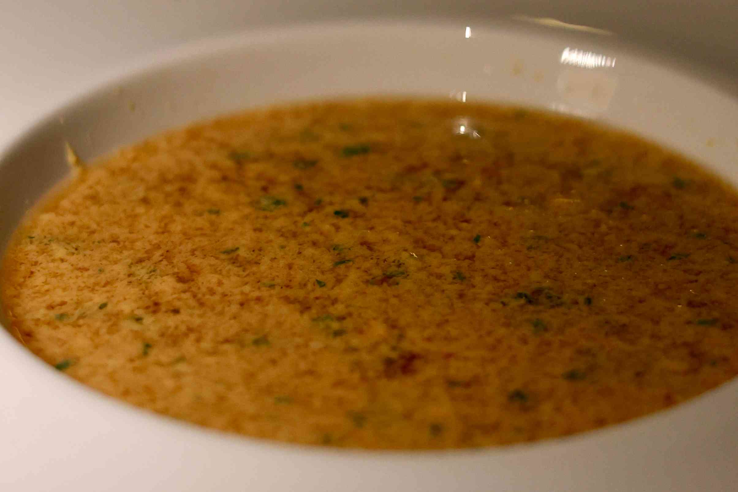 中環老牌意大利菜新演繹！阿爾巴白松露慢煮蛋、名物龍蝦湯、經典肉醬千層麵，意式香氣巡禮