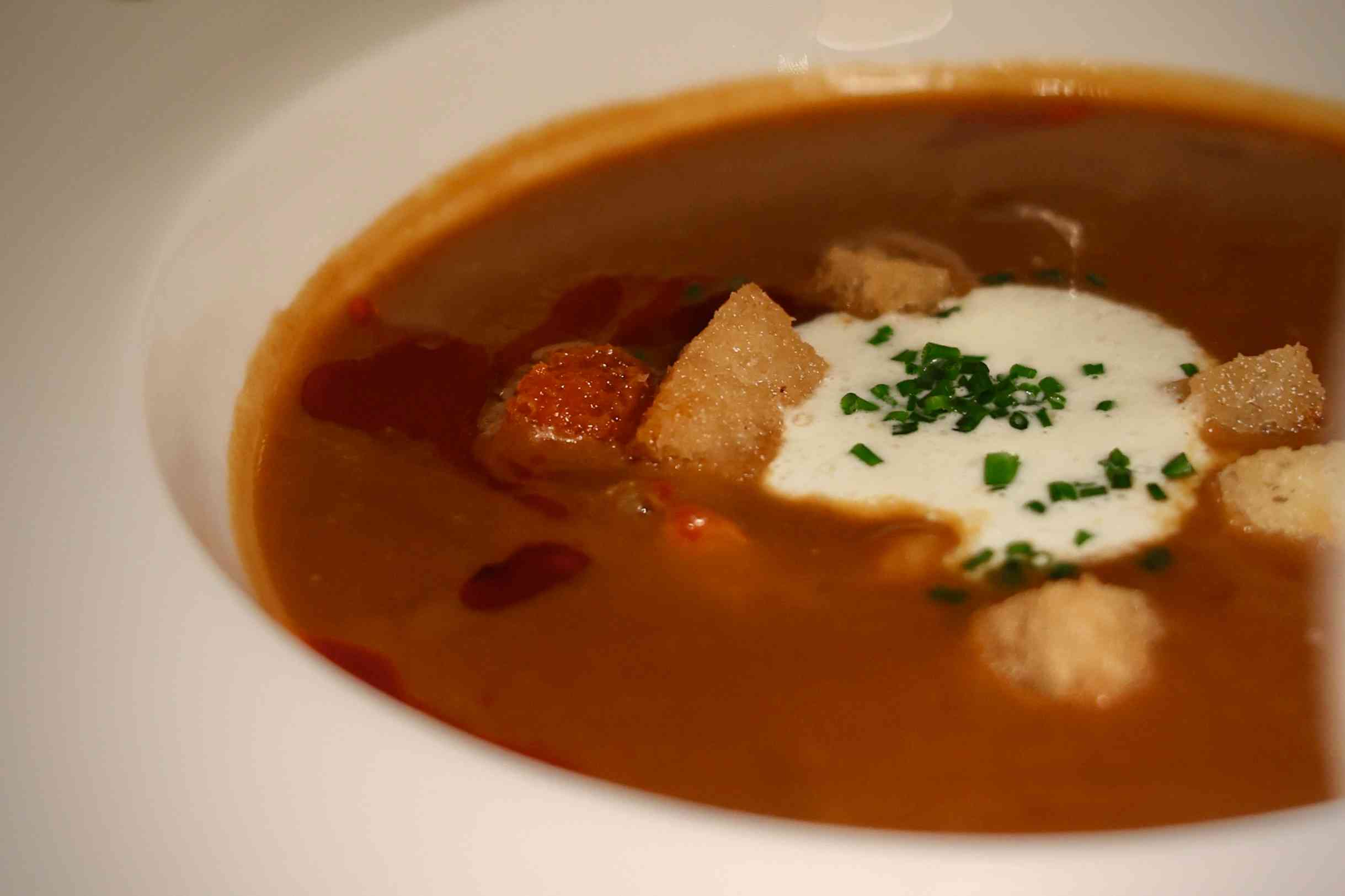 中環老牌意大利菜新演繹！阿爾巴白松露慢煮蛋、名物龍蝦湯、經典肉醬千層麵，意式香氣巡禮