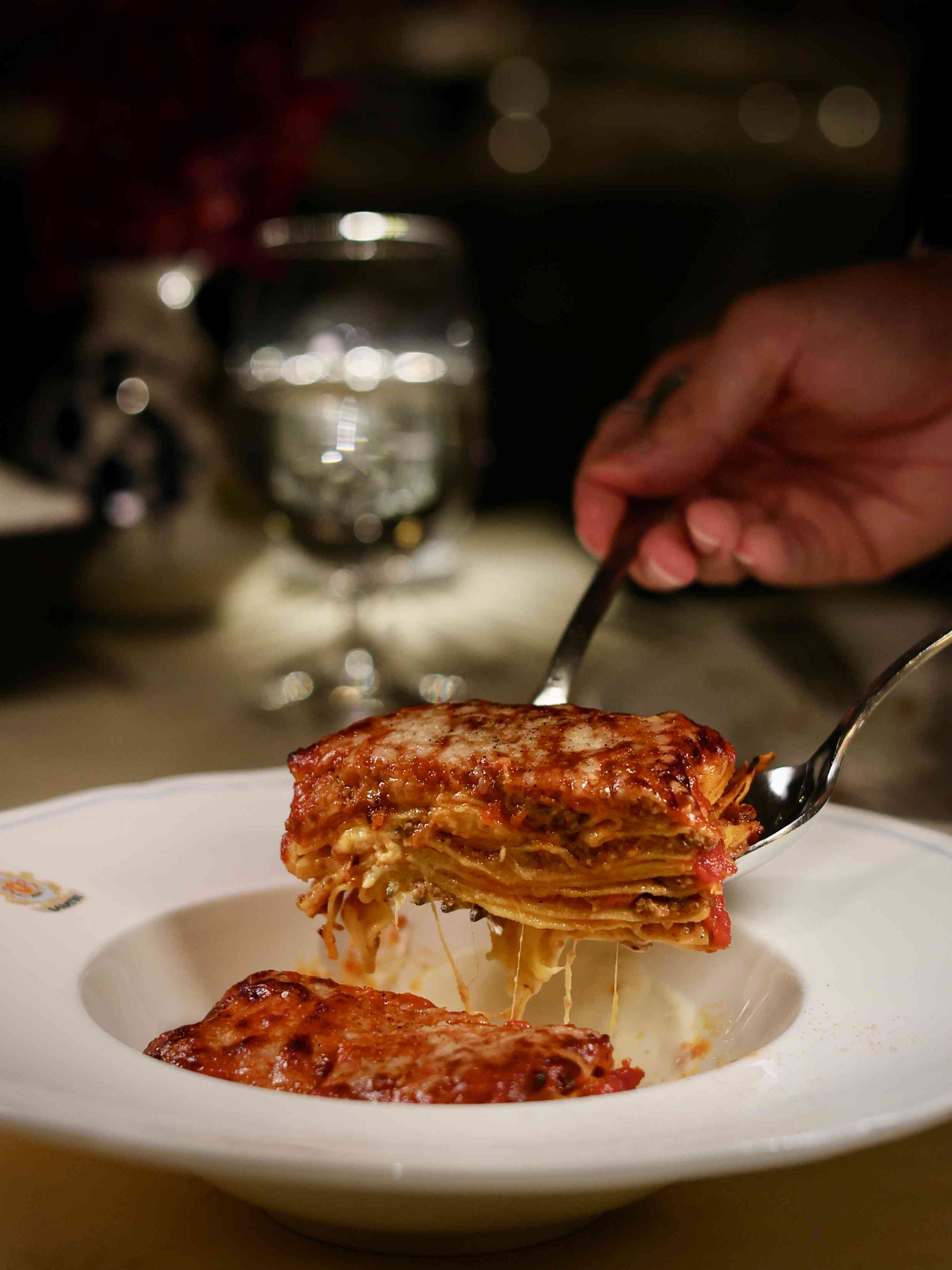 中環老牌意大利菜新演繹！阿爾巴白松露慢煮蛋、名物龍蝦湯、經典肉醬千層麵，意式香氣巡禮