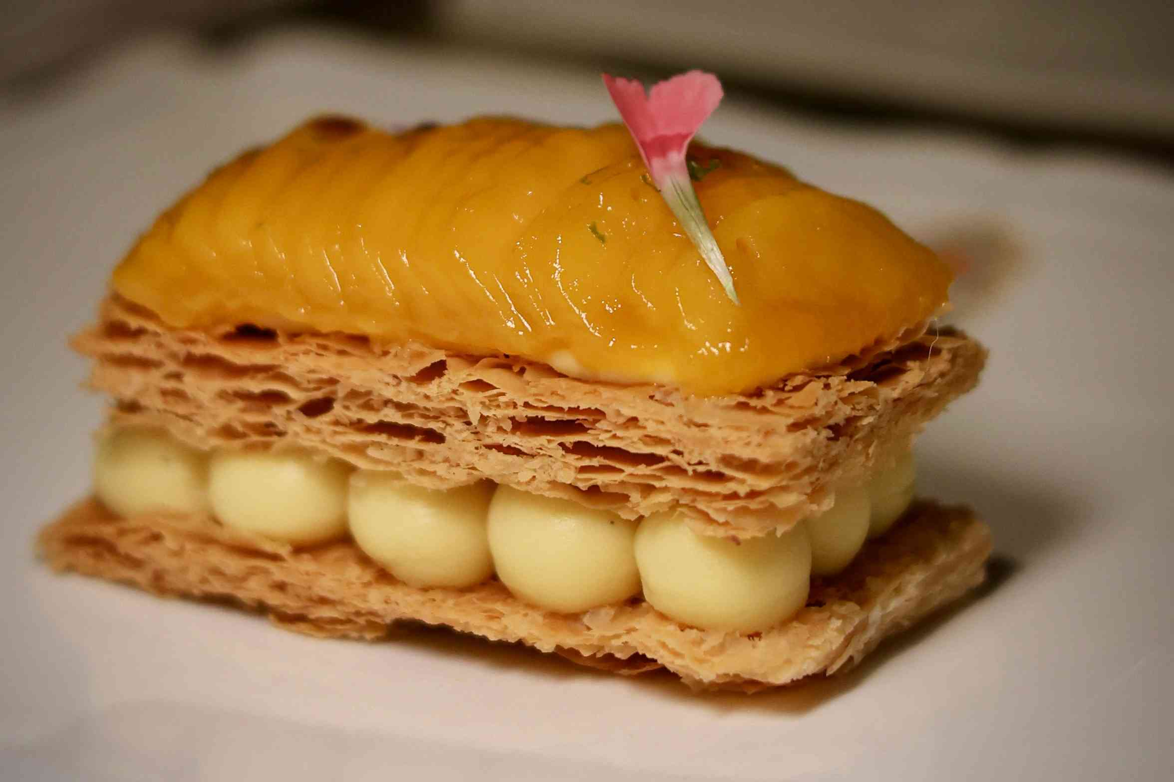 中環老牌意大利菜新演繹！阿爾巴白松露慢煮蛋、名物龍蝦湯、經典肉醬千層麵，意式香氣巡禮