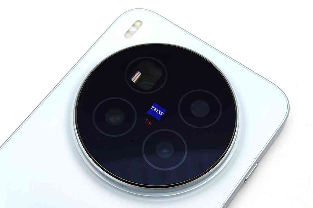 vivo X300 Pro高效能旗艦手機，蔡司鏡全面升級長焦攝力，100倍變焦影像極清晰細緻