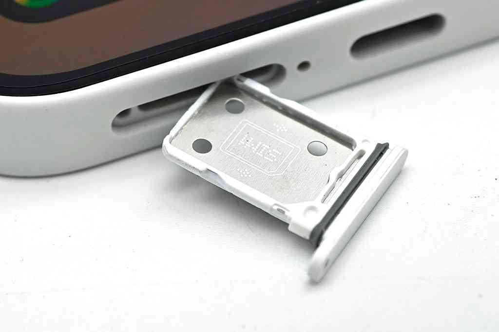 Nothing Phone (4a) 新加潛望式長焦鏡頭 全新Glyph Bar延續品牌玩味性