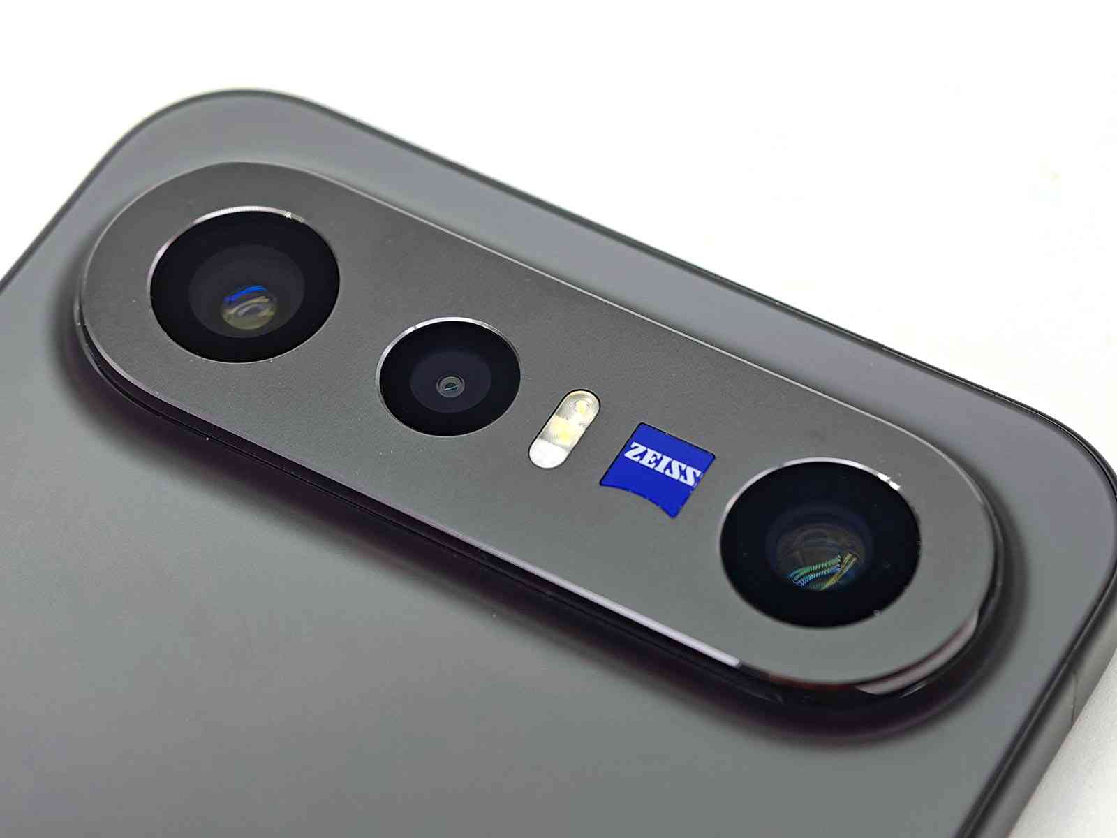 vivo X300 FE｜ 輕巧高效能，親民價$6,998入手蔡司影像演唱會神器