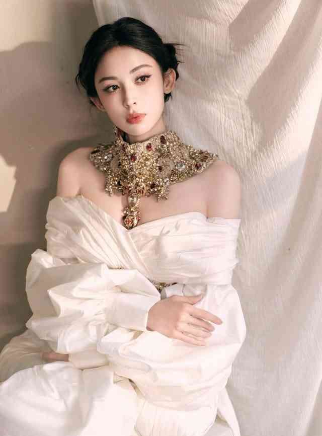 明星健康｜33歲女星暴瘦驚現「排骨胸」紙片身形惹健康憂慮　傳帶葡萄糖傍身防暈倒