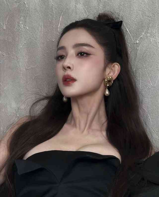 明星健康｜33歲女星暴瘦驚現「排骨胸」紙片身形惹健康憂慮　傳帶葡萄糖傍身防暈倒