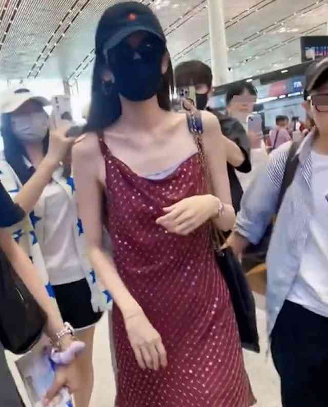 明星健康｜33歲女星暴瘦驚現「排骨胸」紙片身形惹健康憂慮　傳帶葡萄糖傍身防暈倒