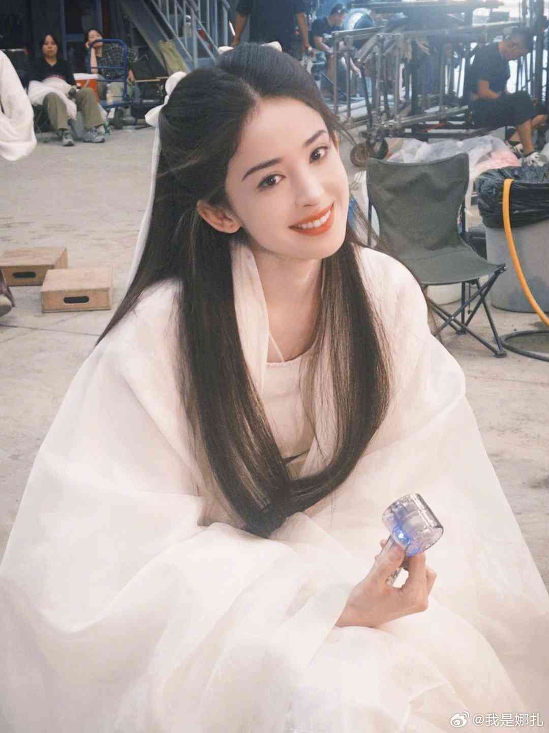 明星健康｜33歲女星暴瘦驚現「排骨胸」紙片身形惹健康憂慮　傳帶葡萄糖傍身防暈倒