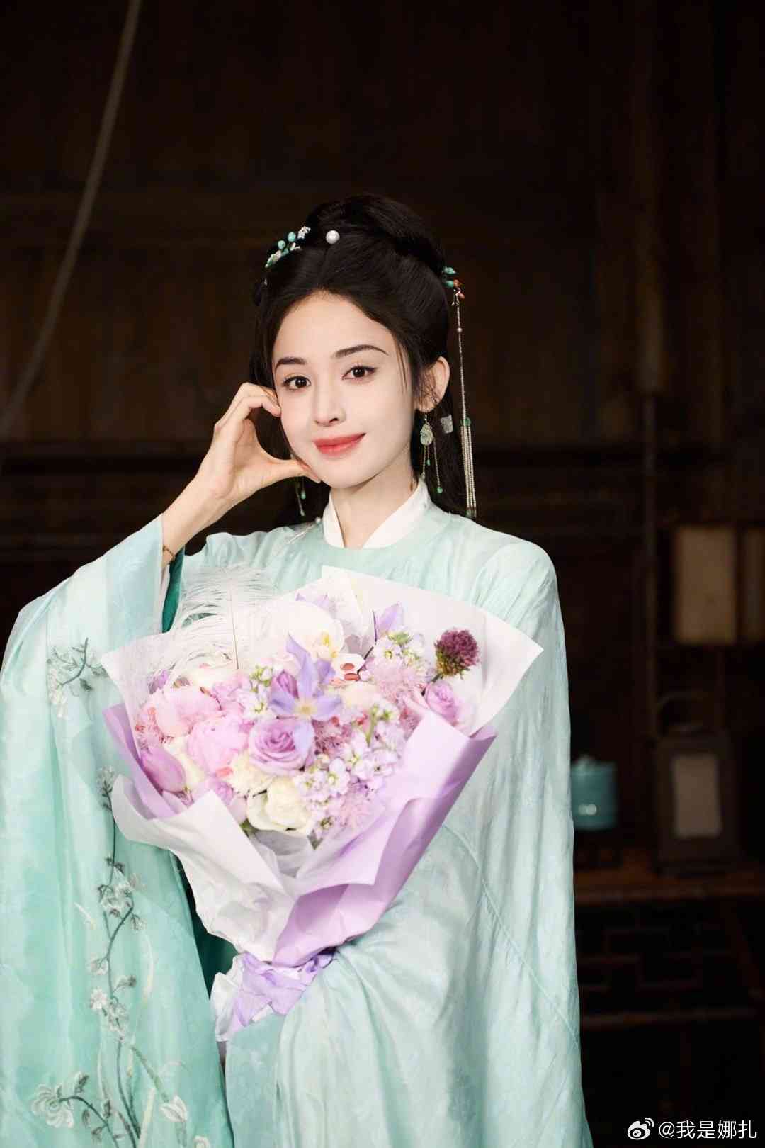 明星健康｜33歲女星暴瘦驚現「排骨胸」紙片身形惹健康憂慮　傳帶葡萄糖傍身防暈倒