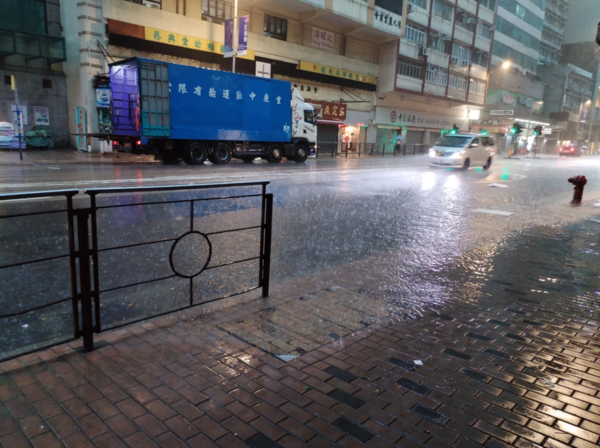 黑雨襲港｜黑雨西營盤站出口水浸 目擊者稱曱甴群隨水湧出 爬上女途人頭頂
