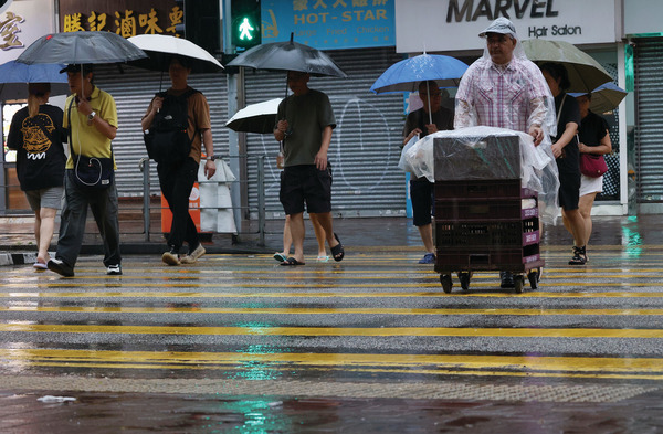 黑雨襲港｜黑雨西營盤站出口水浸 目擊者稱曱甴群隨水湧出 爬上女途人頭頂