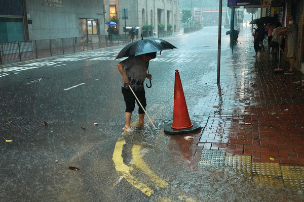 黑雨襲港｜黑雨西營盤站出口水浸 目擊者稱曱甴群隨水湧出 爬上女途人頭頂
