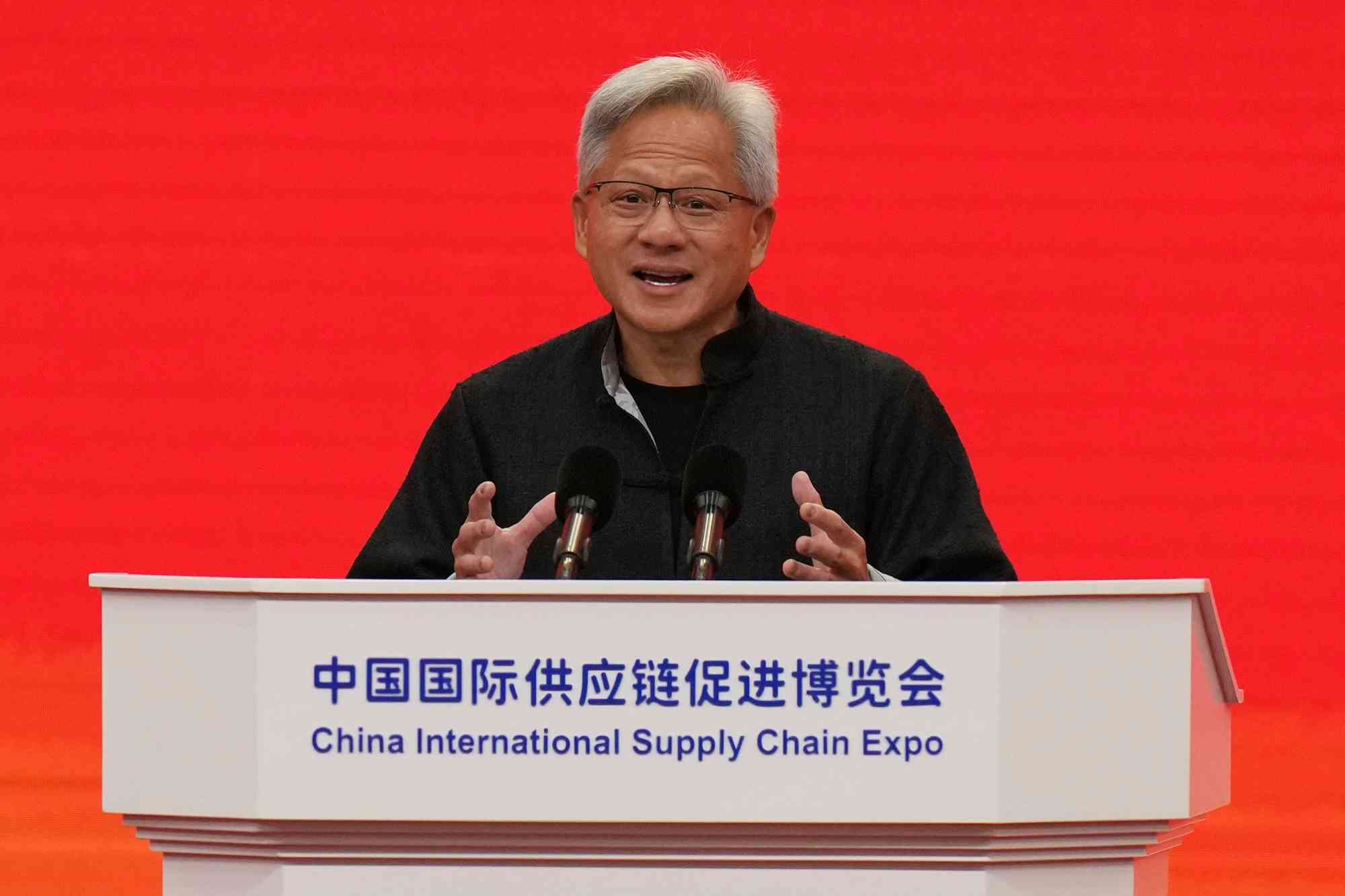 鏈博會｜鏈博會開幕副總理何立峰致辭，英偉達黃仁勳穿唐裝亮相