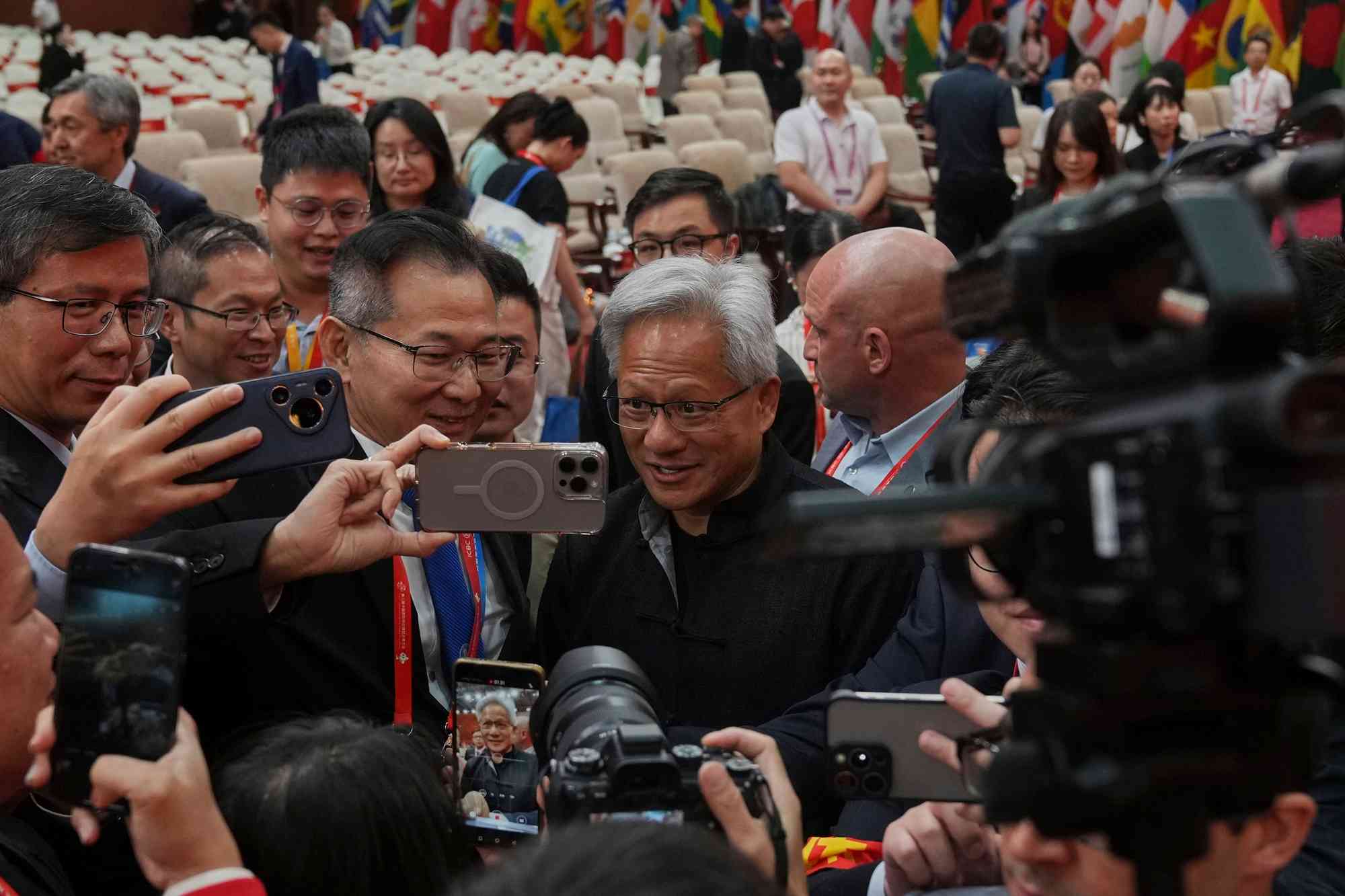 鏈博會｜鏈博會開幕副總理何立峰致辭，英偉達黃仁勳穿唐裝亮相