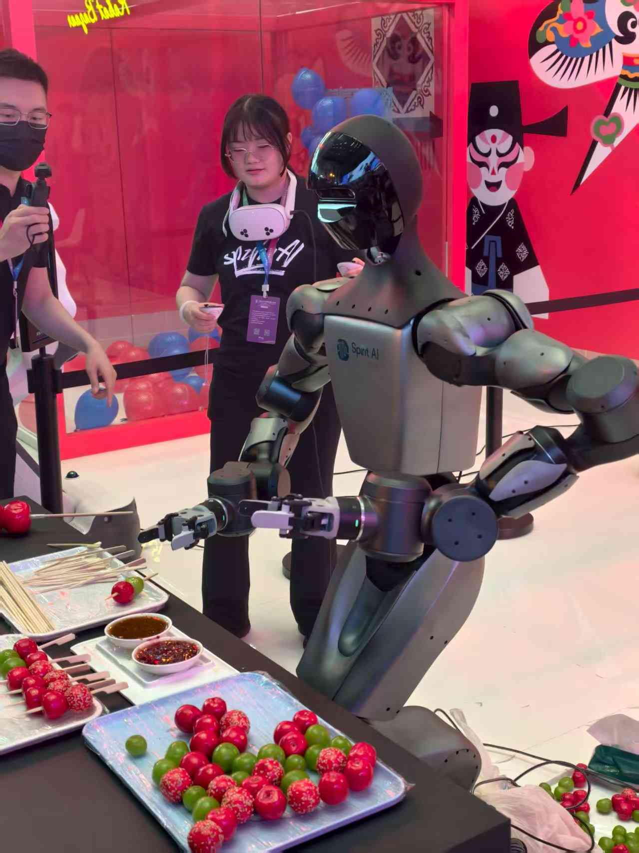 京城近觀｜踢足球、打格鬥、組樂隊，北京機器人大會熱度空前