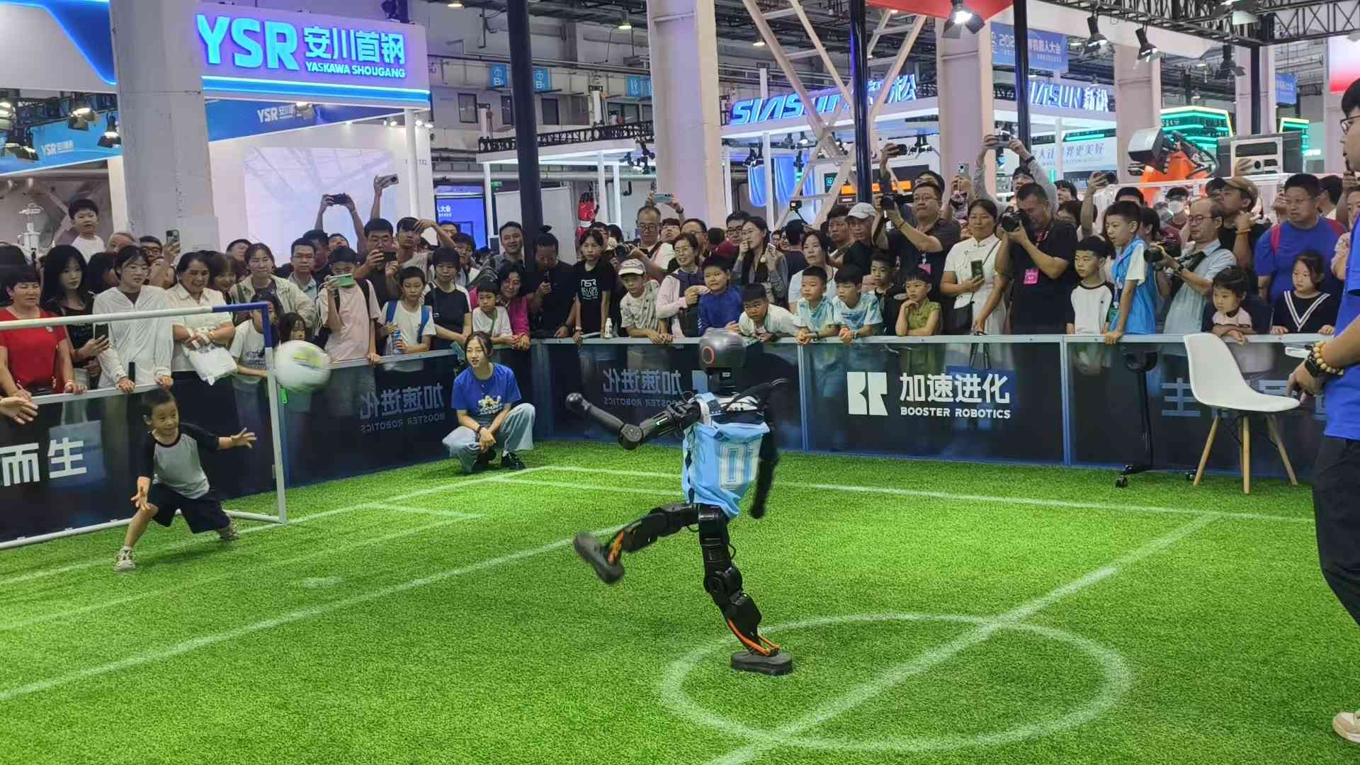 京城近觀｜踢足球、打格鬥、組樂隊，北京機器人大會熱度空前