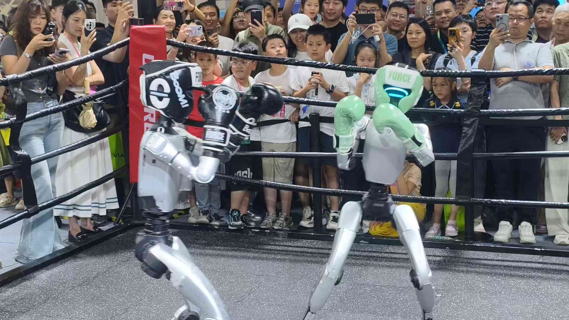 京城近觀｜踢足球、打格鬥、組樂隊，北京機器人大會熱度空前