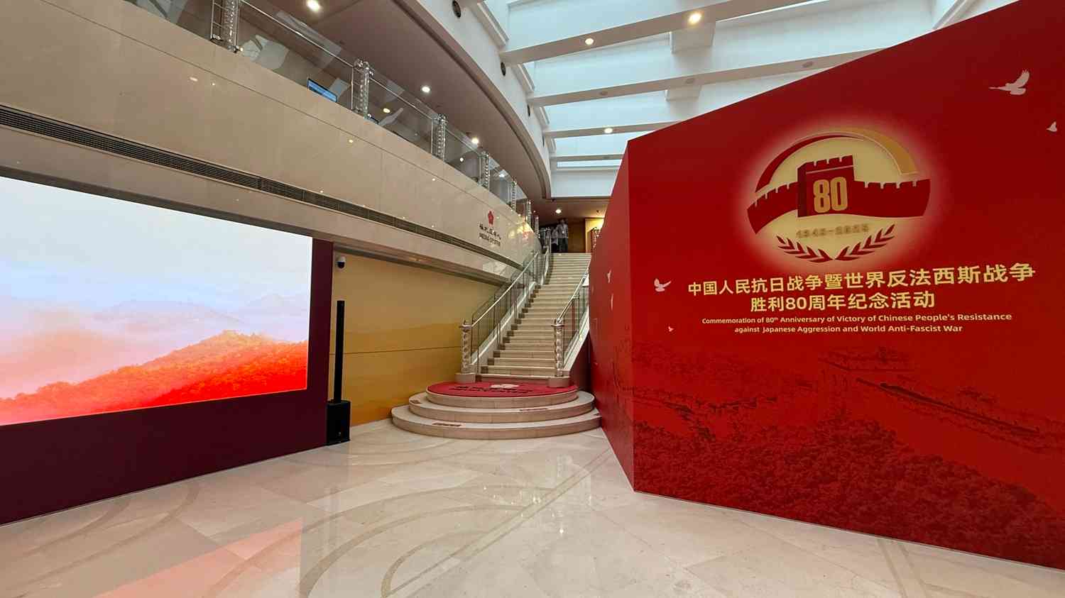 九三閱兵｜長安街盛裝以待，閱兵前夕氣氛嚴肅