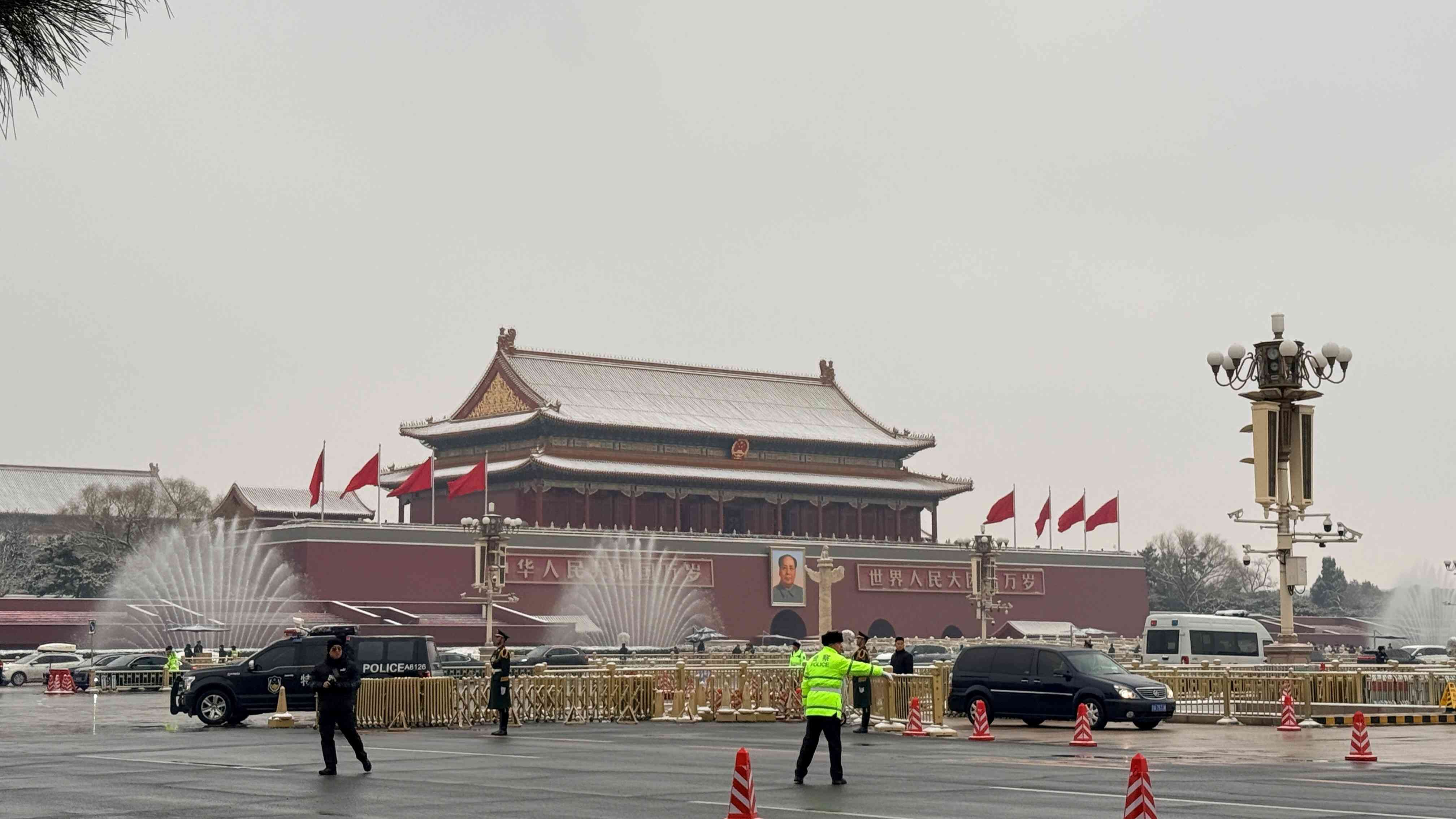 兩會圖輯｜銀裝素裹迎開幕，紀念文創獲青睞