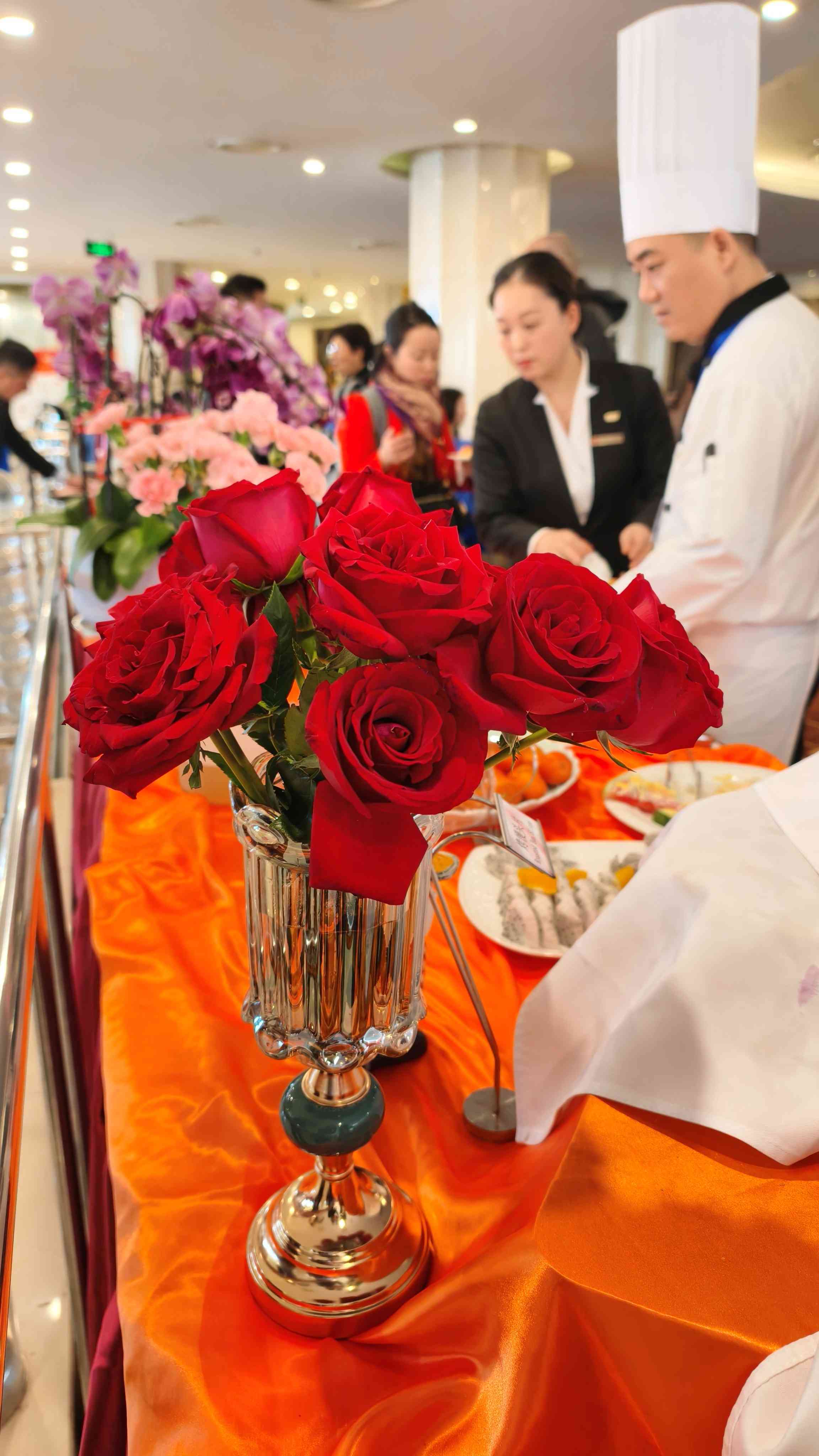 兩會圖輯｜銀裝素裹迎開幕，紀念文創獲青睞