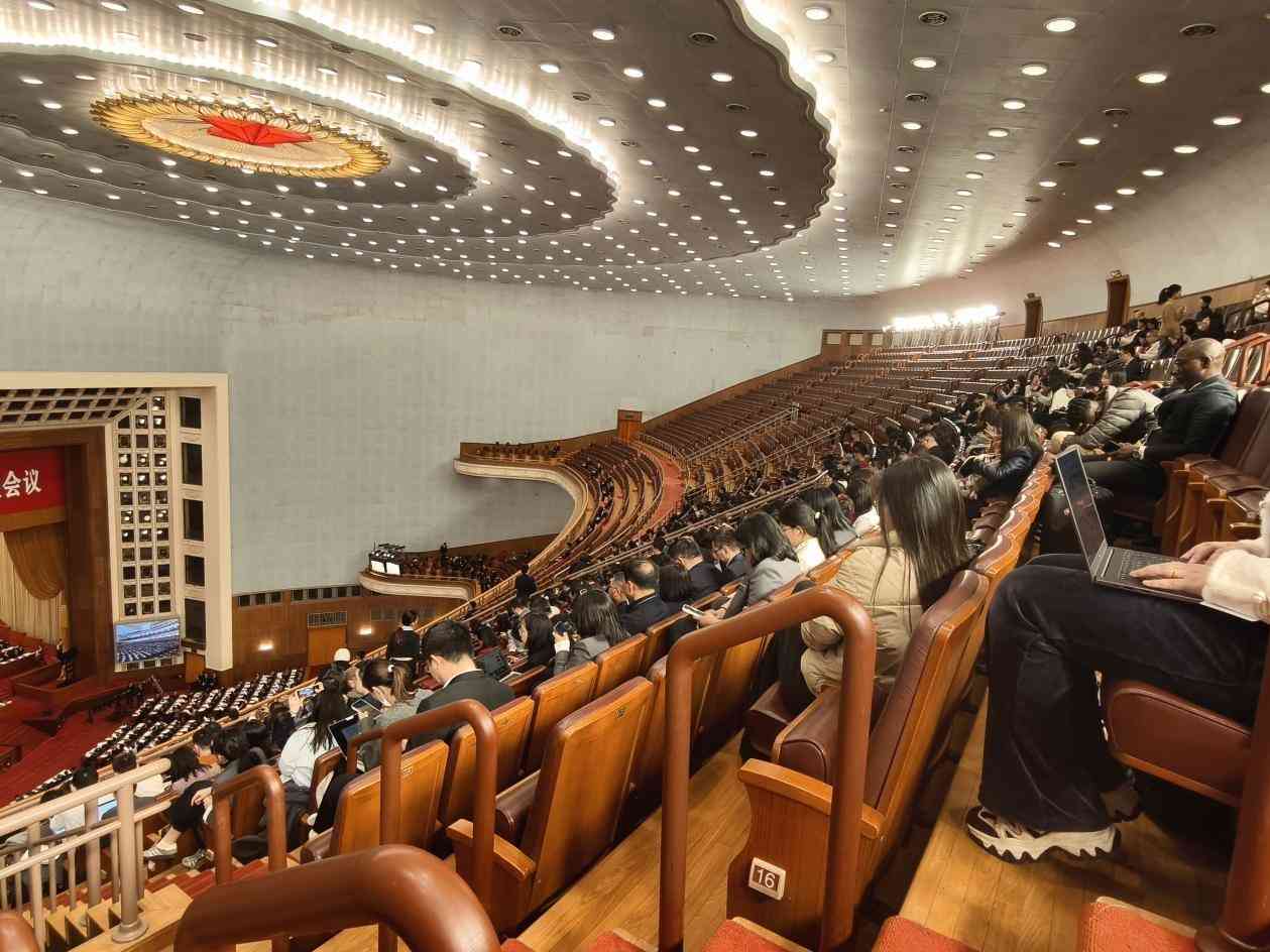 兩會圖輯｜銀裝素裹迎開幕，紀念文創獲青睞