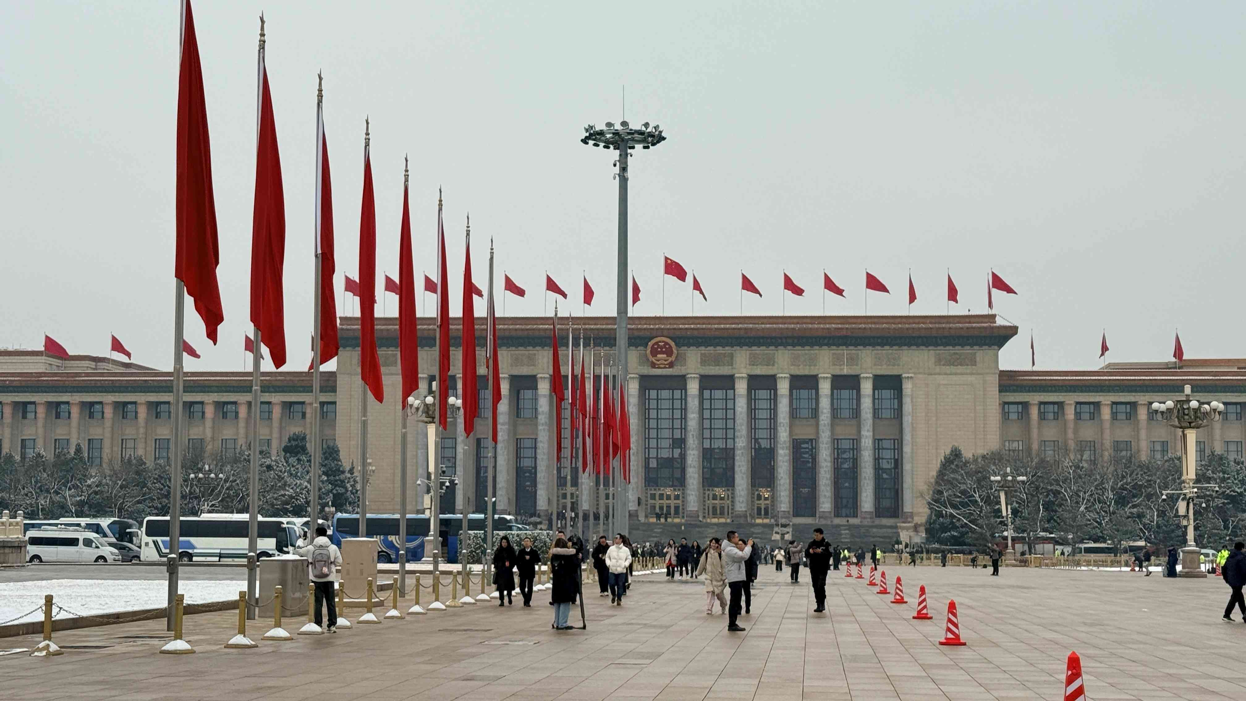 兩會圖輯｜銀裝素裹迎開幕，紀念文創獲青睞