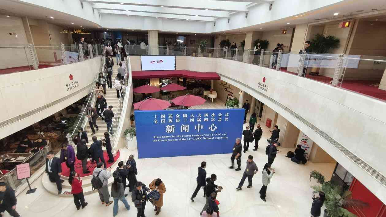 兩會圖輯｜銀裝素裹迎開幕，紀念文創獲青睞